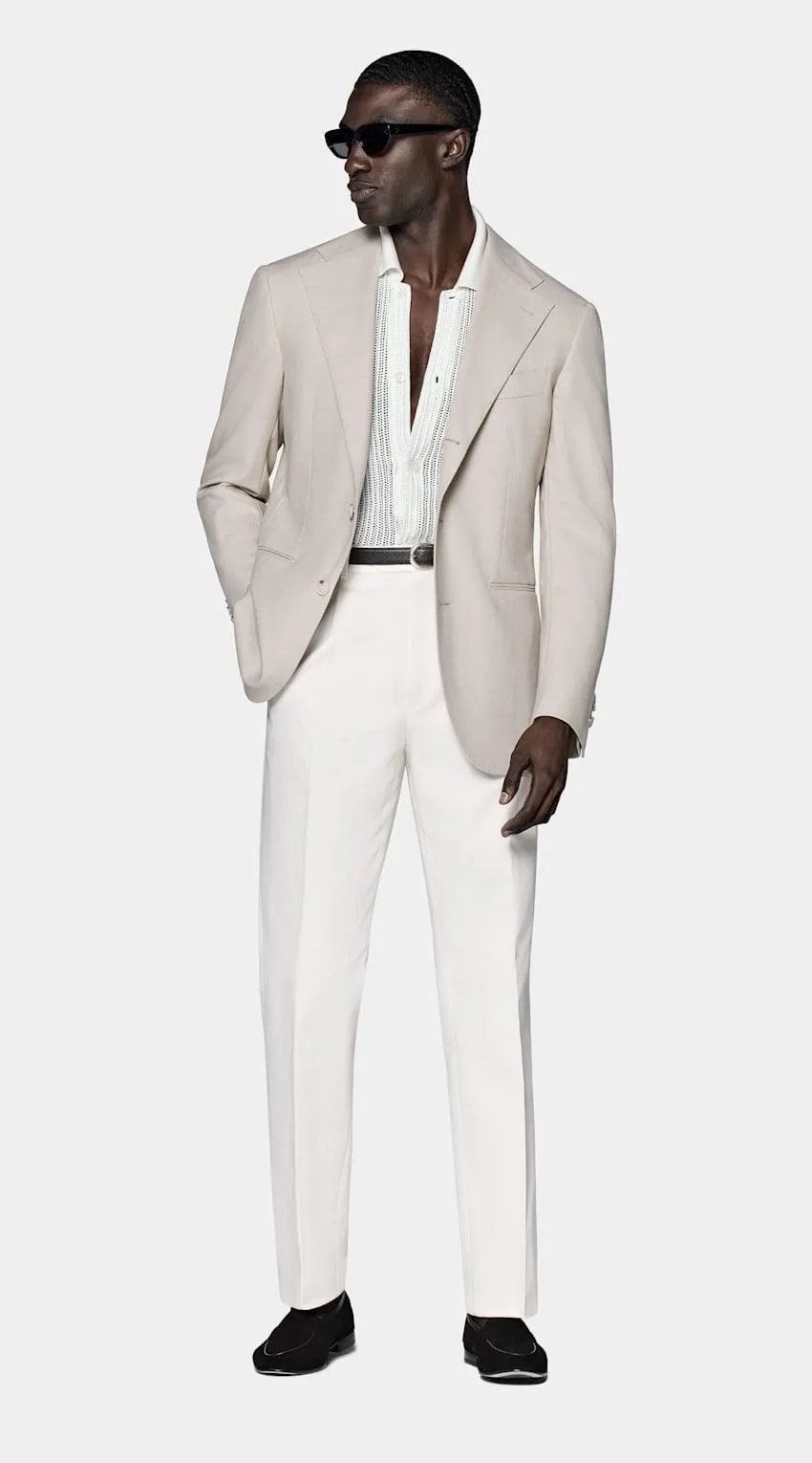 This light taupe Roma blazer brings a blend of relaxed appeal and elevated detail thanks to its natural shoulder and details like wider, slightly concave lapel and jetted pockets.