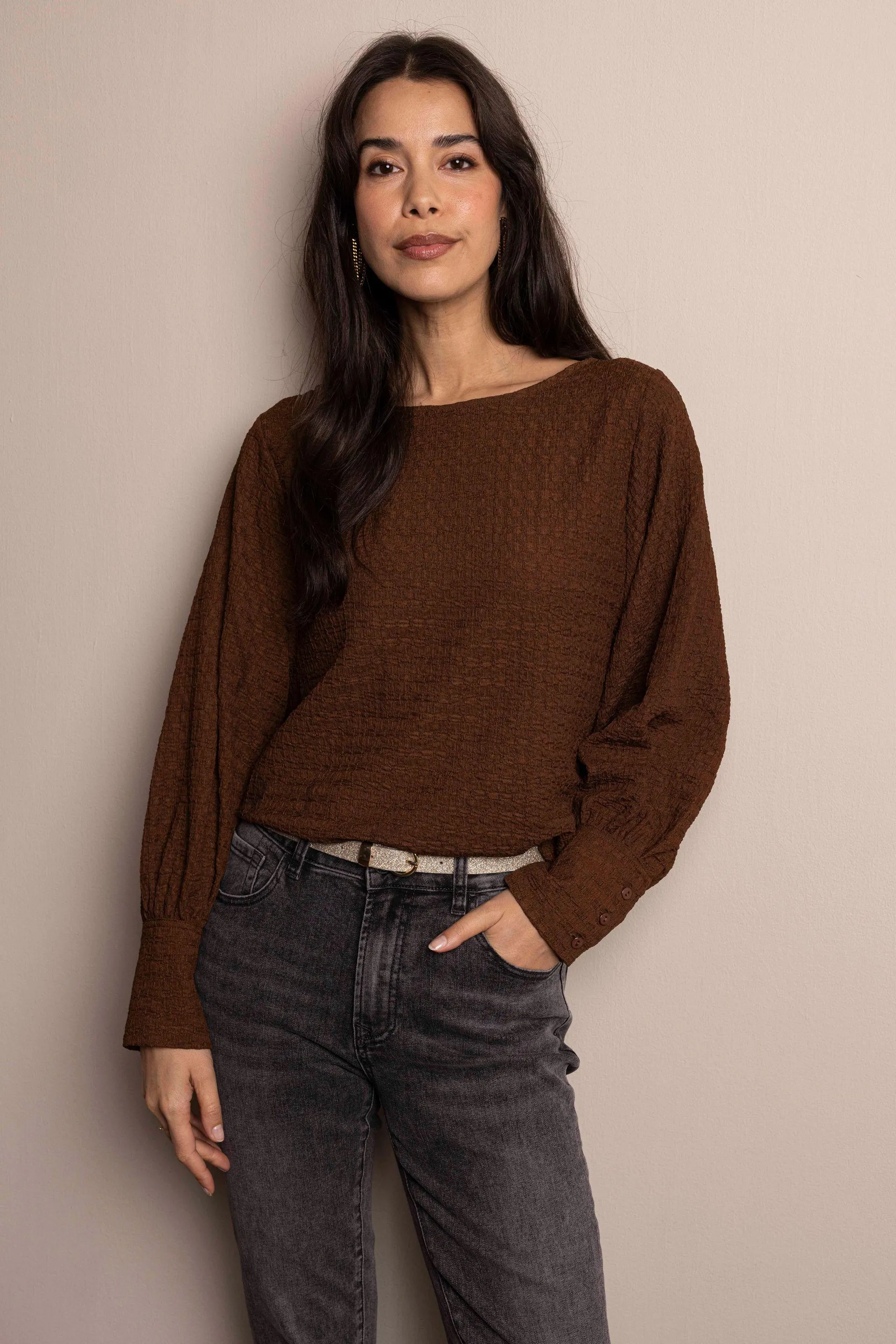 Bruine top met structuur