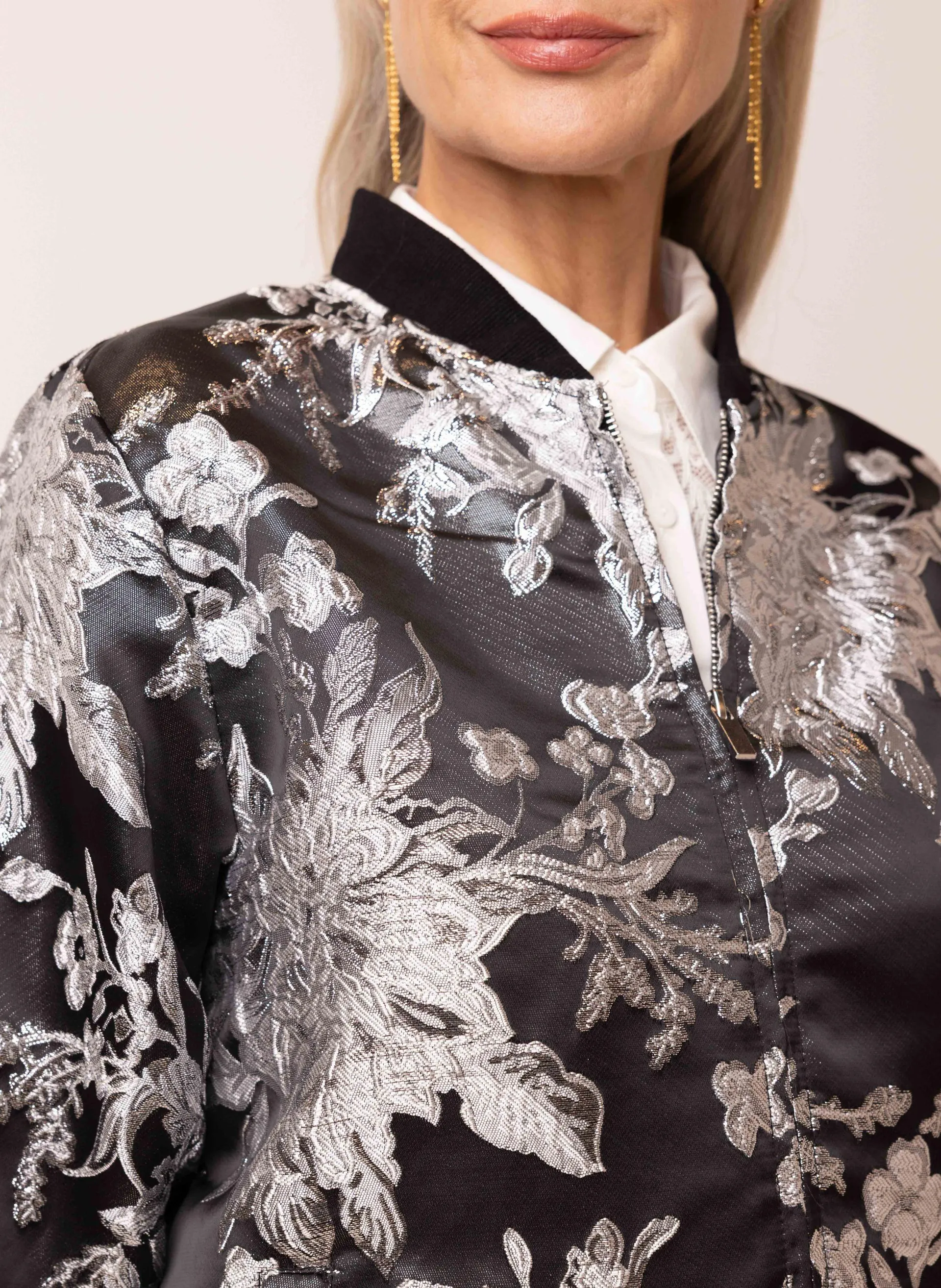 Zwart bomberjas met zilverkleurige bloemen