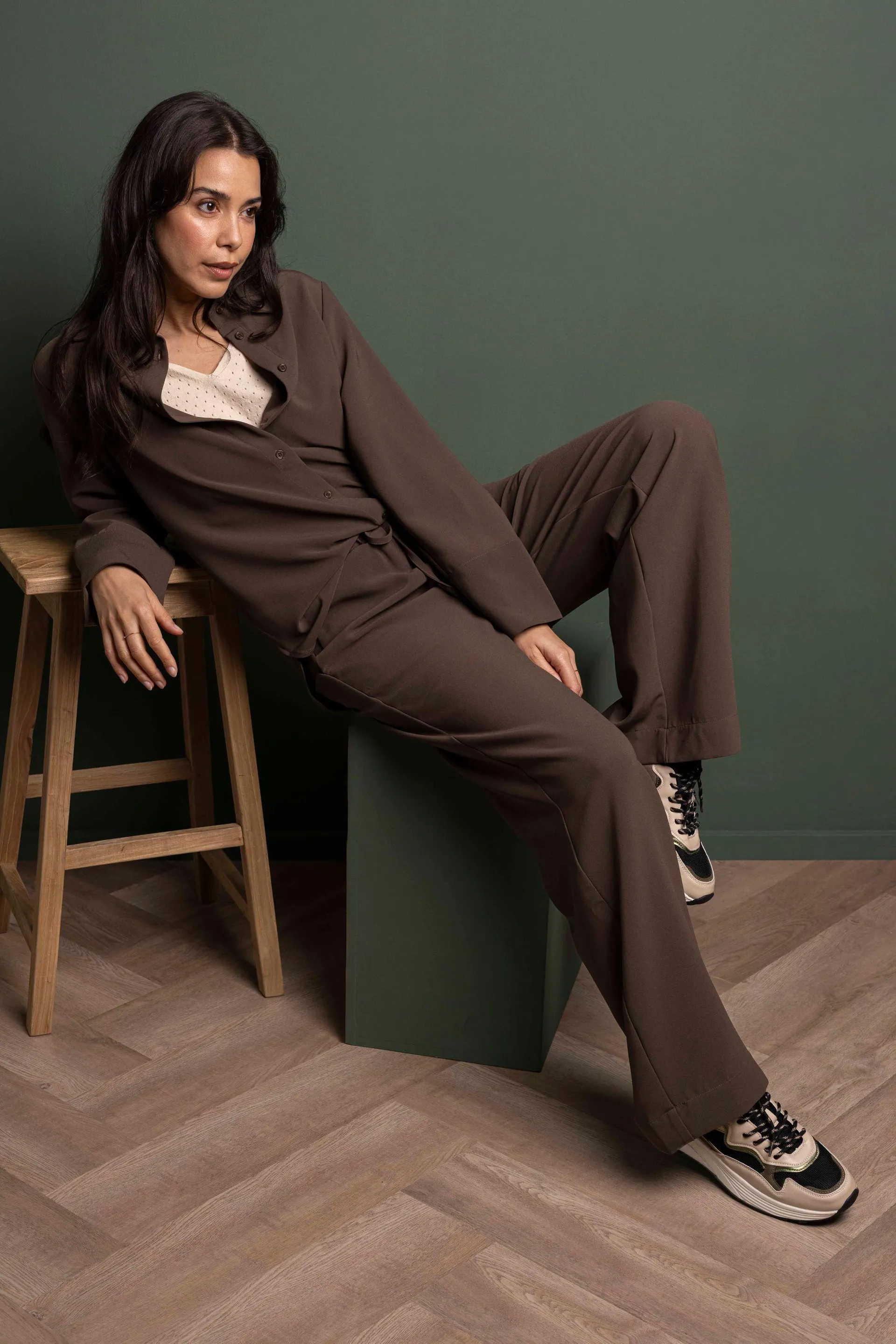 Bruine blouse met klassieke kraag