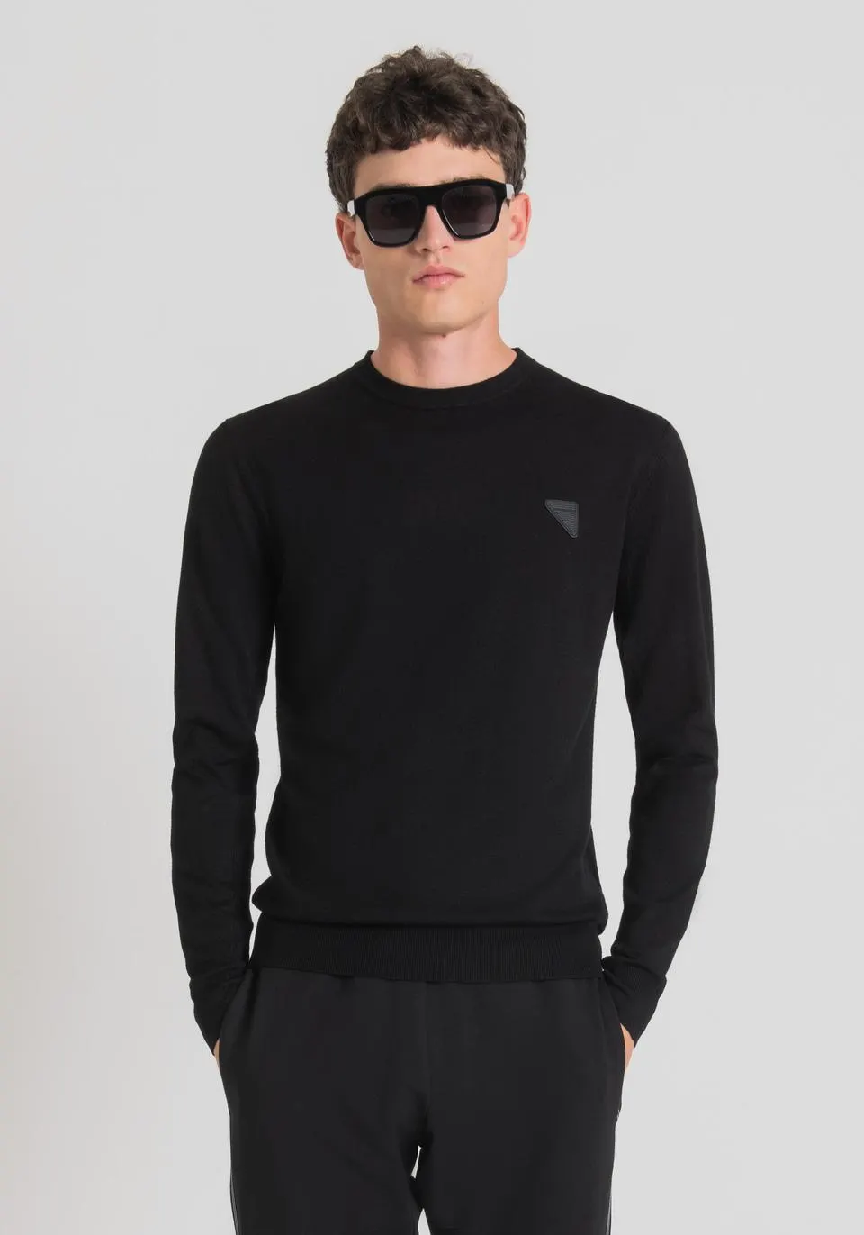 CREW-NECK SLIM FIT SWEATER IN STRETCH SHAVED VISCOSE YARN WITH LOGO PATCH