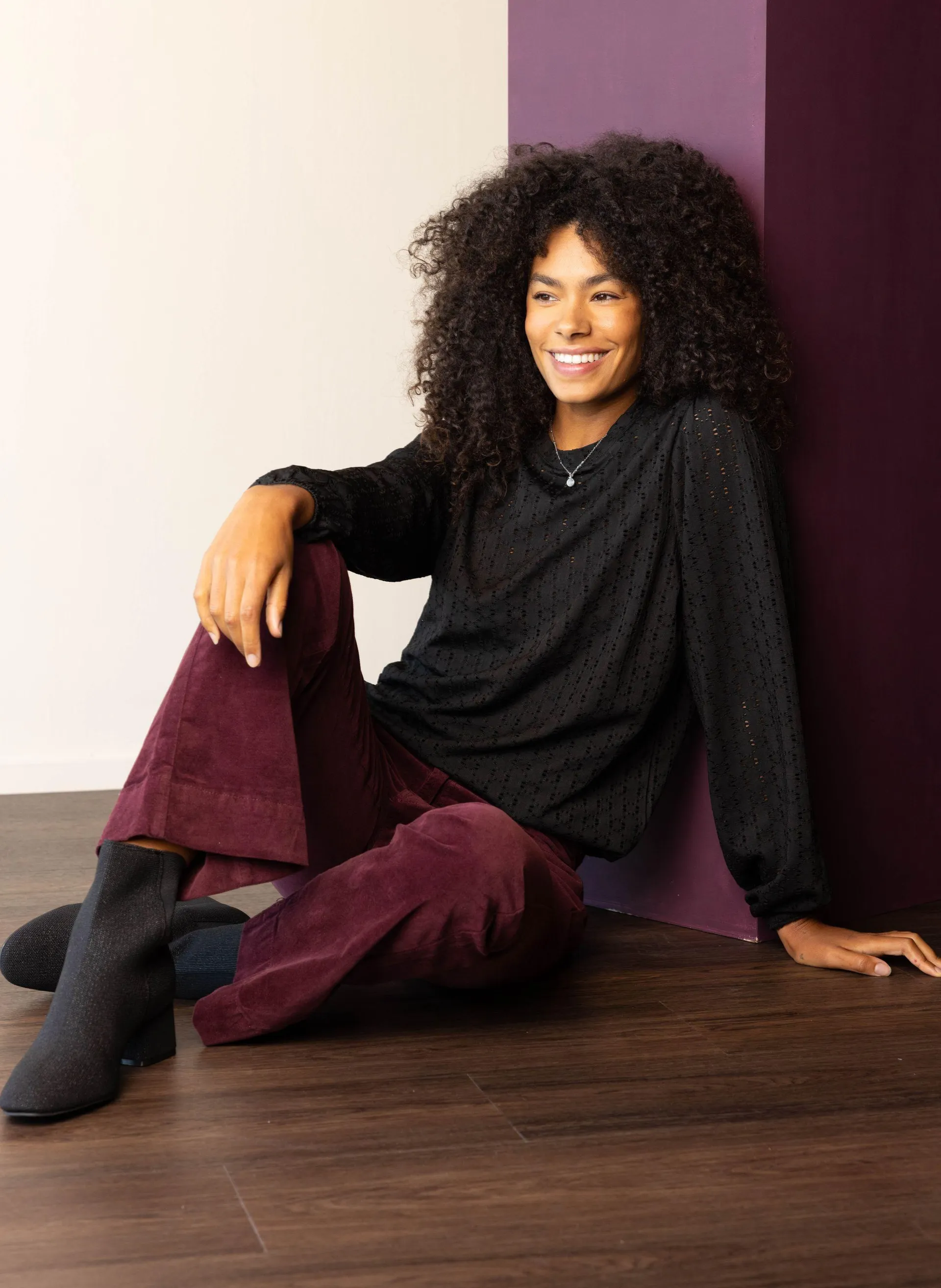 Zwart shirt met opengewerkte details