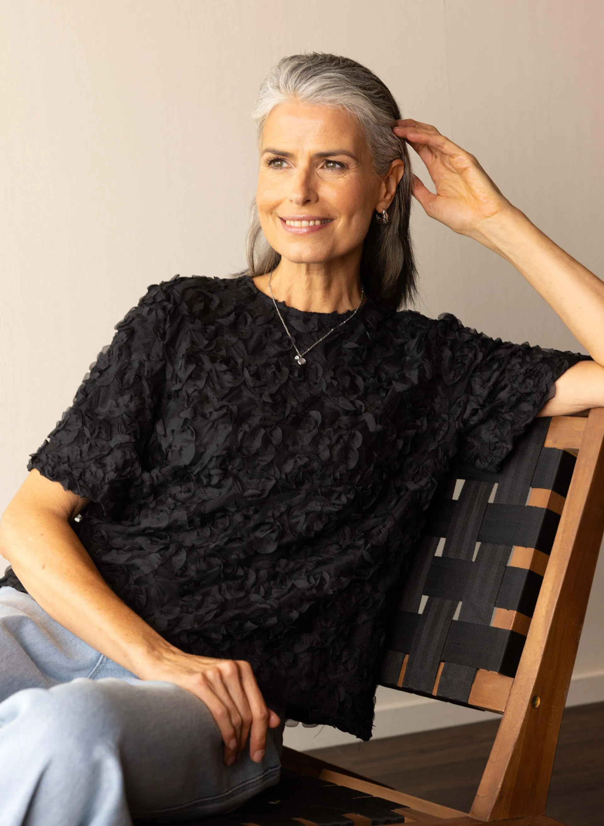 Zwart shirt met bloemenstructuur