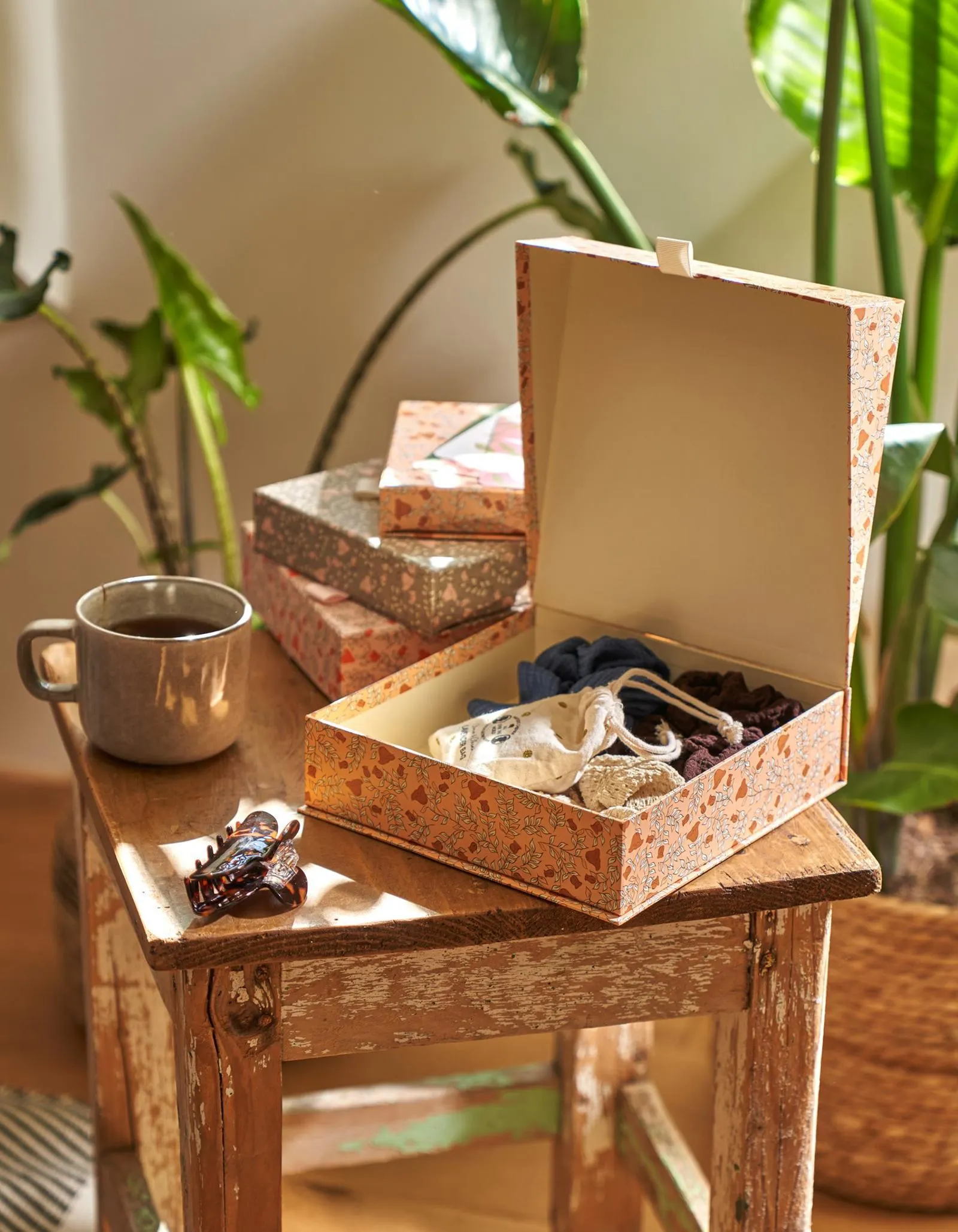 Doos Papier. 25 x 25 x 7,6 cm.