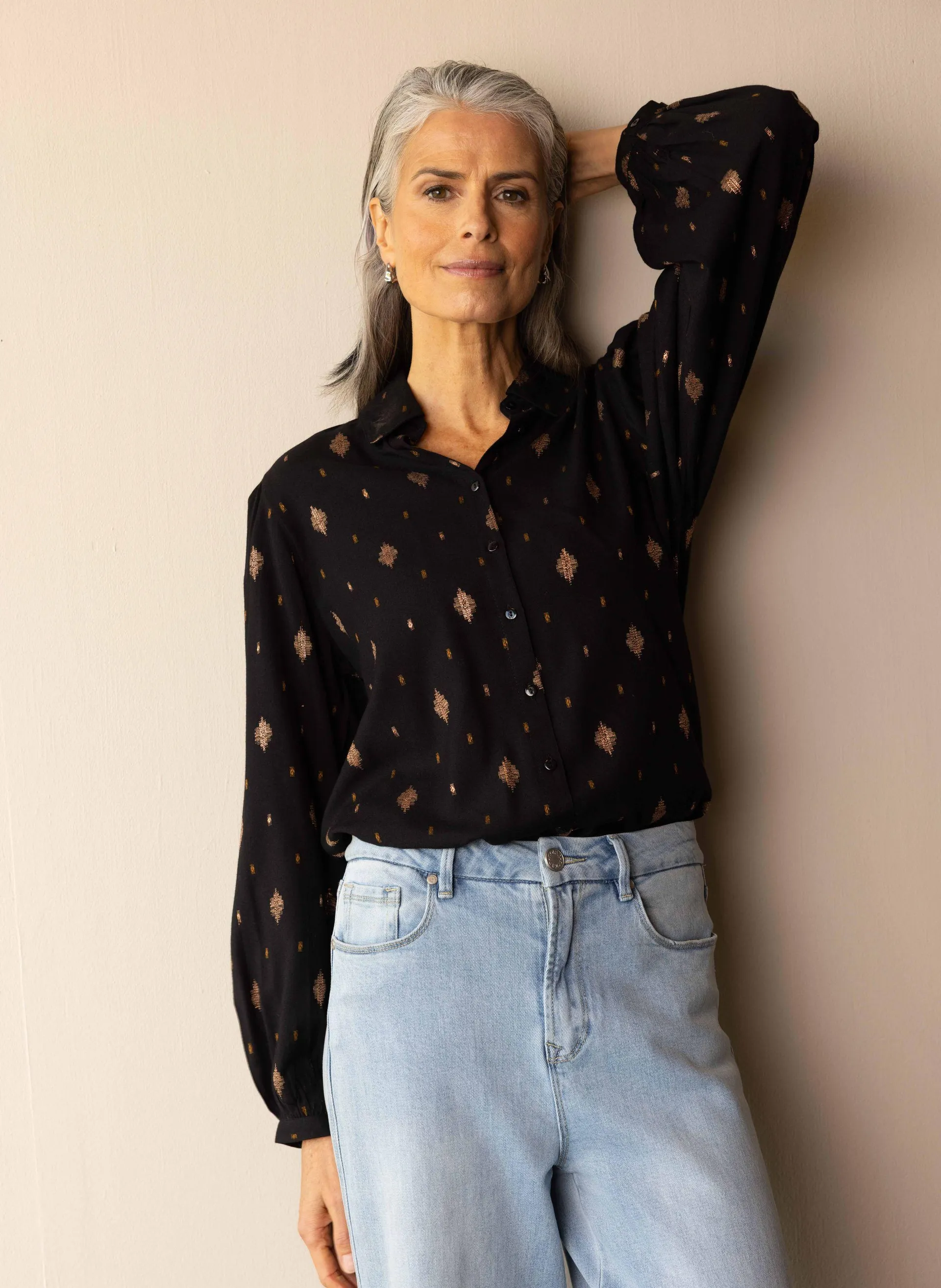 Zwarte blouse met bronskleurige details