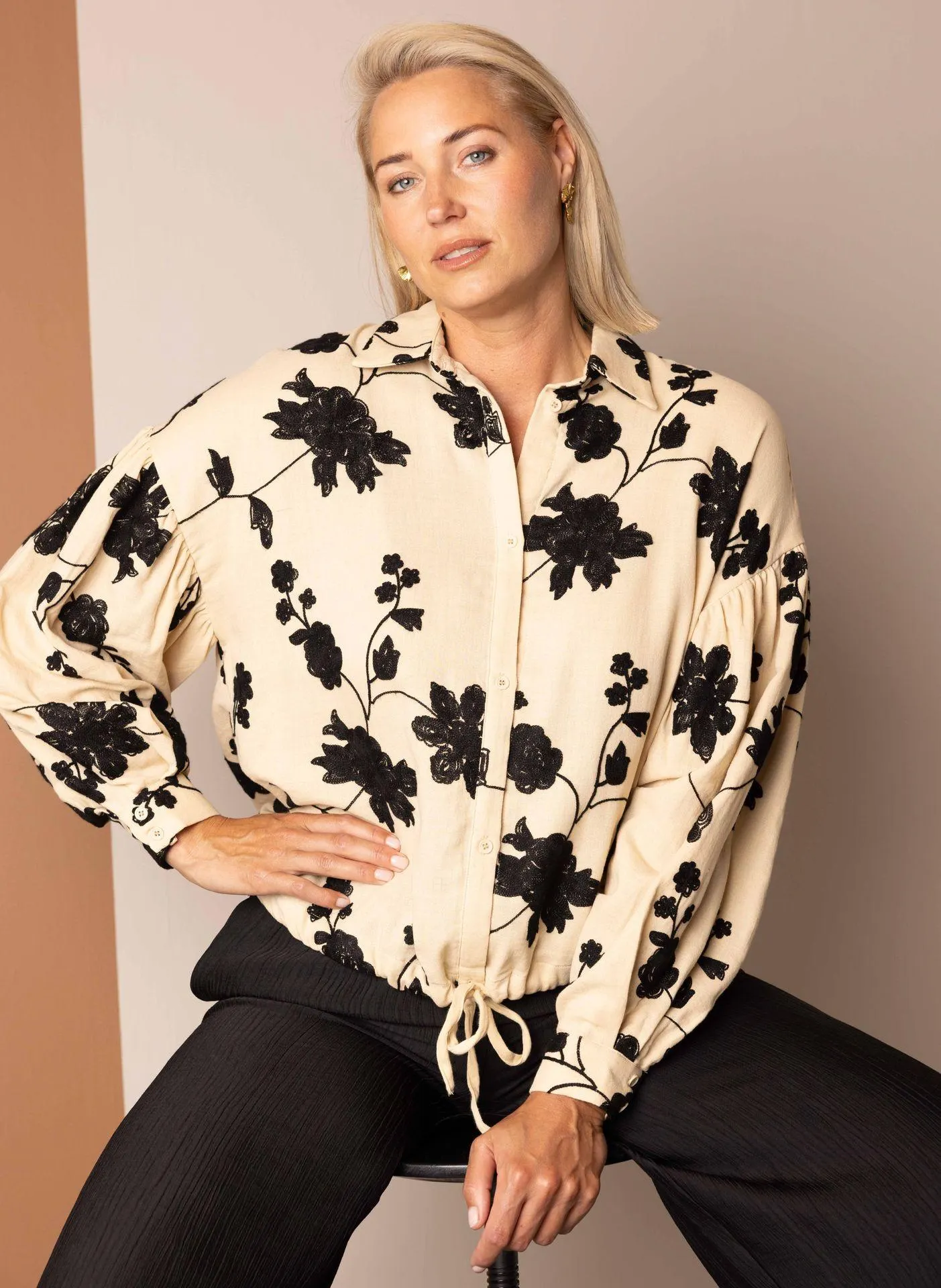 Zwart/witte blouse met bloemenborduursels