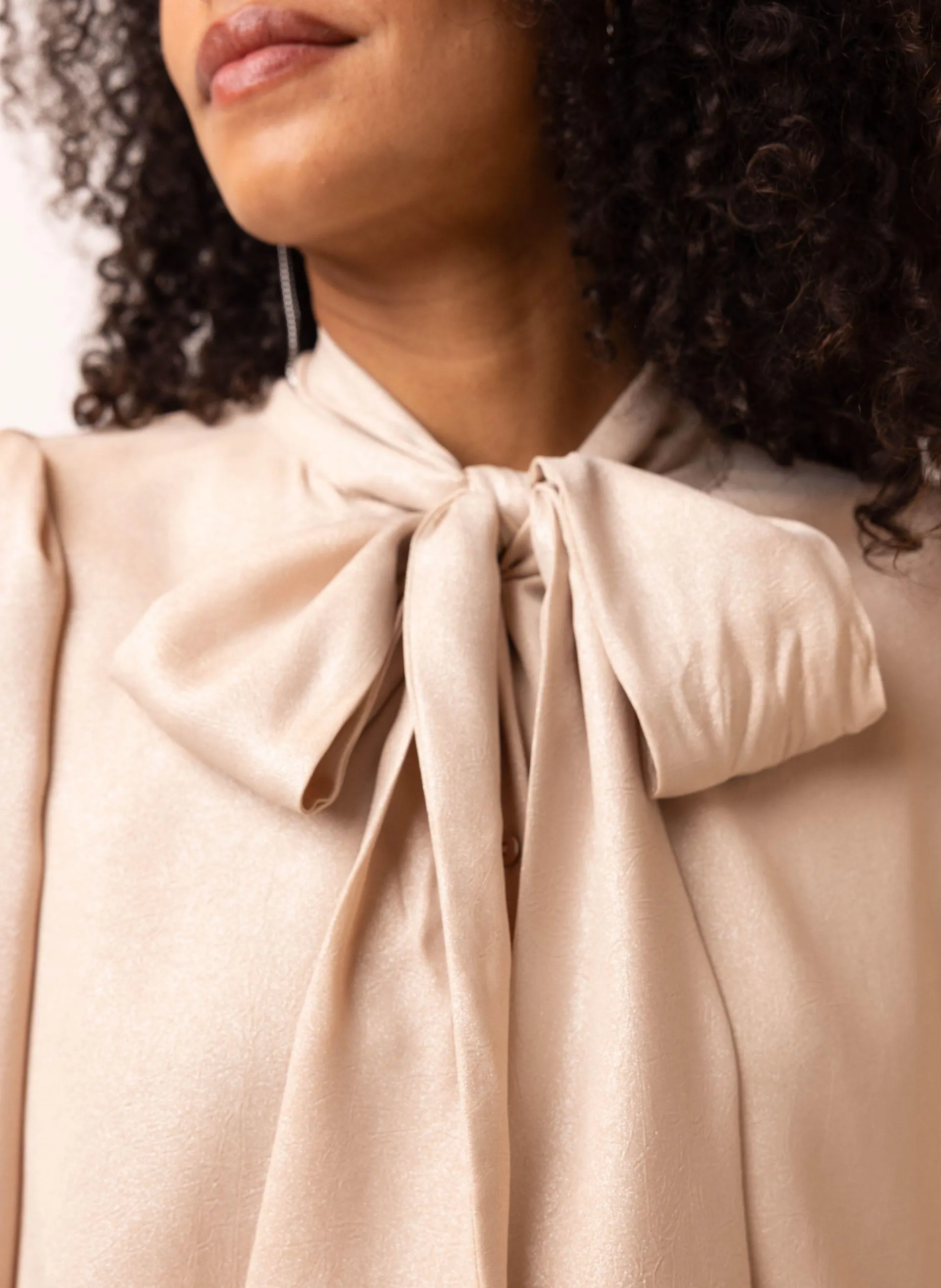 Champagnekleurige blouse met strik