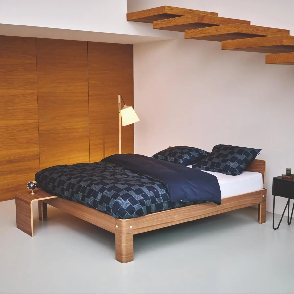 Auronde Natural walnut met Walnut tafeltje en Pure white details