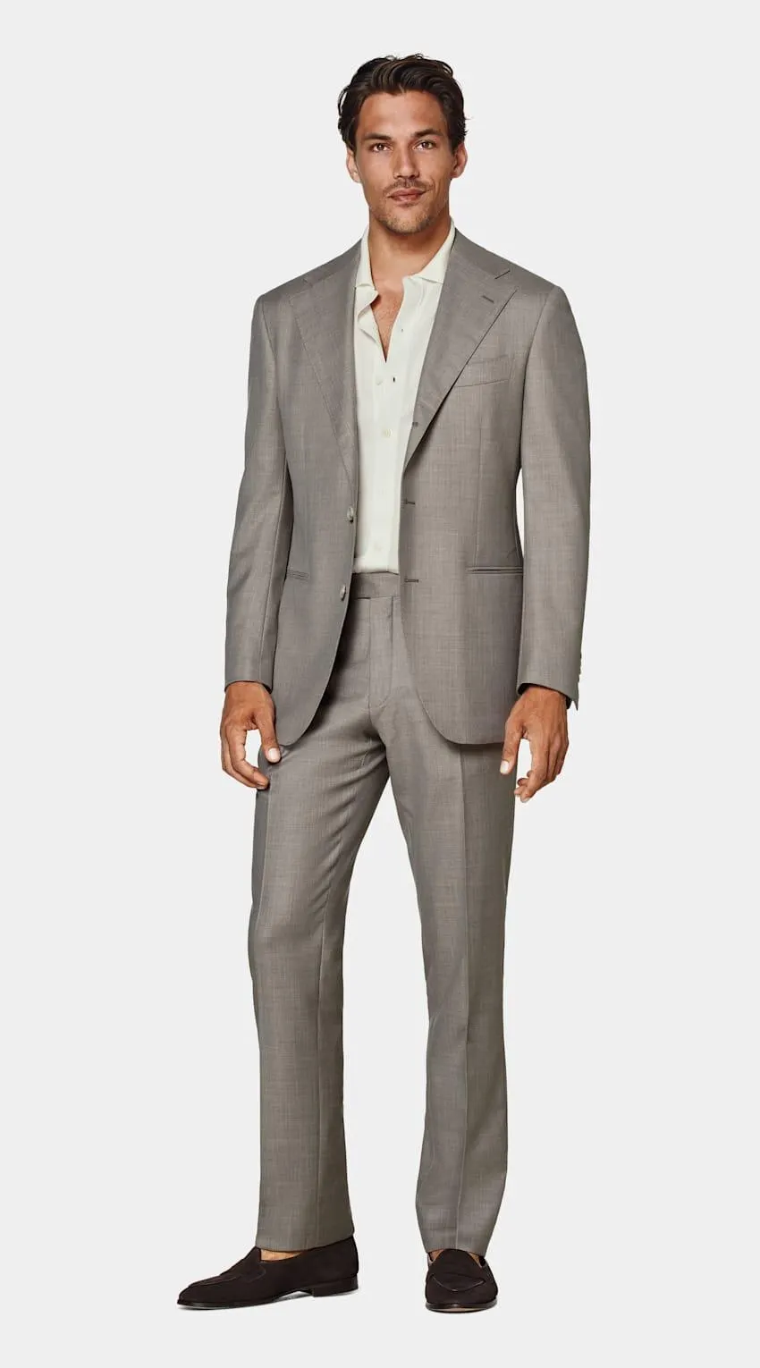 This Roma blazer combines relaxed tailoring with refined details like a pleated shoulder and a wide, subtly curved lapel—giving it the perfect balance of laid-back appeal and elevated sophistication.