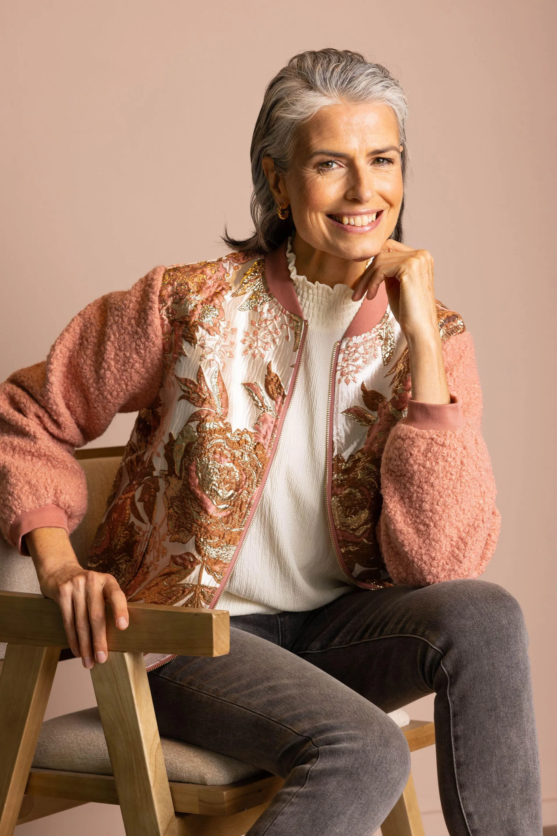 Donkerroze jasje met glans en bouclé mouwen