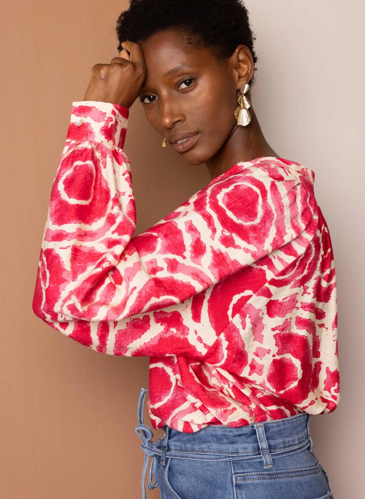 Ecru blouse met roze grafische print