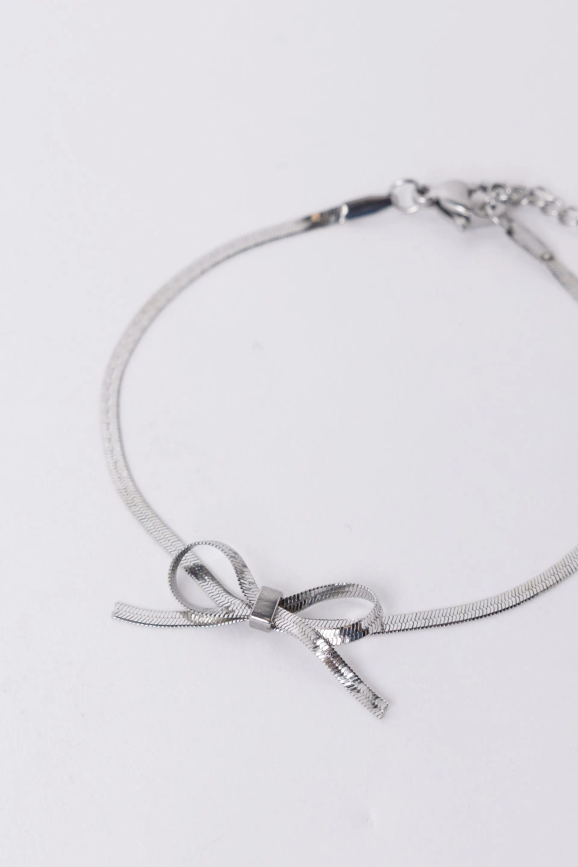 Zilverkeurige armband met strikje