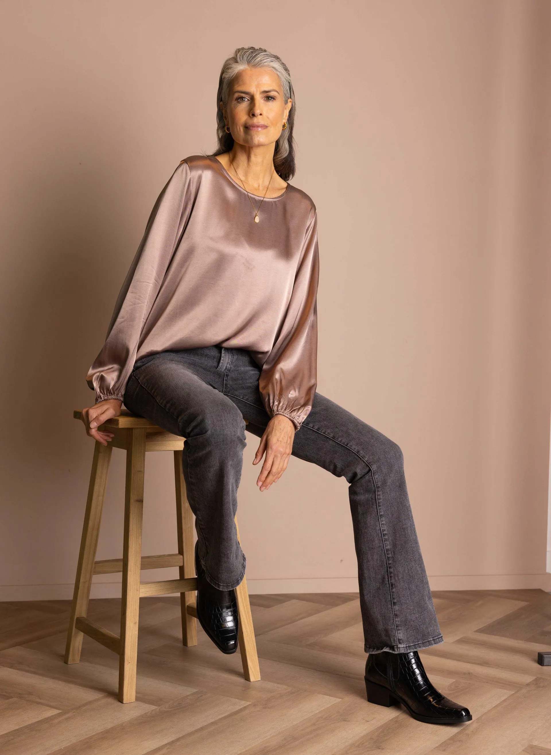 Taupe glanzende blouse