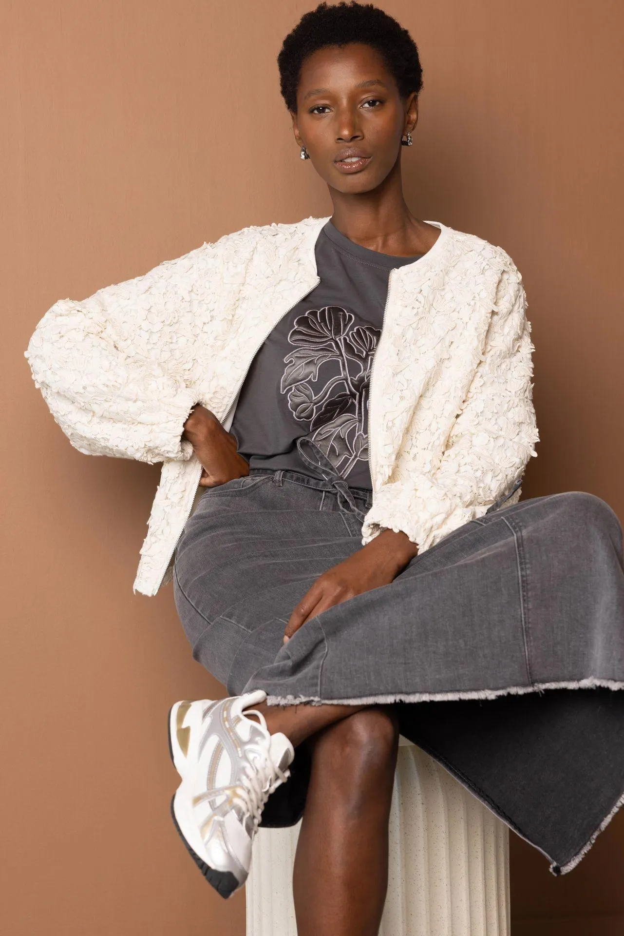 Donkergrijs shirt met bloemen