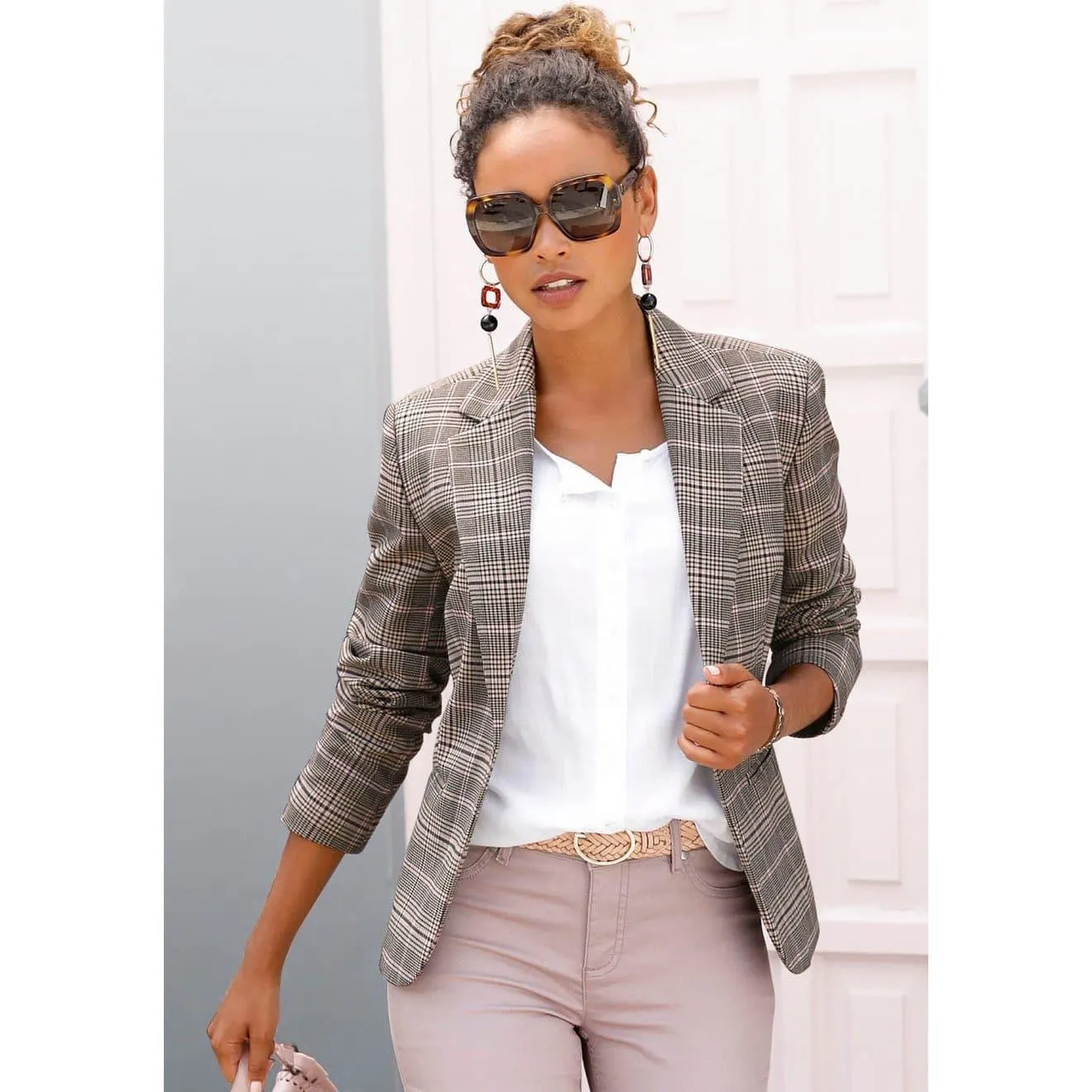 Lascana Korte blazer in klassieke vorm, getailleerde damesblazer, sportief elegant