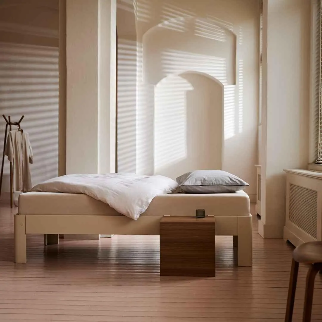 Auronde Sand beige met Aluminium details en Natural walnut tafeltje