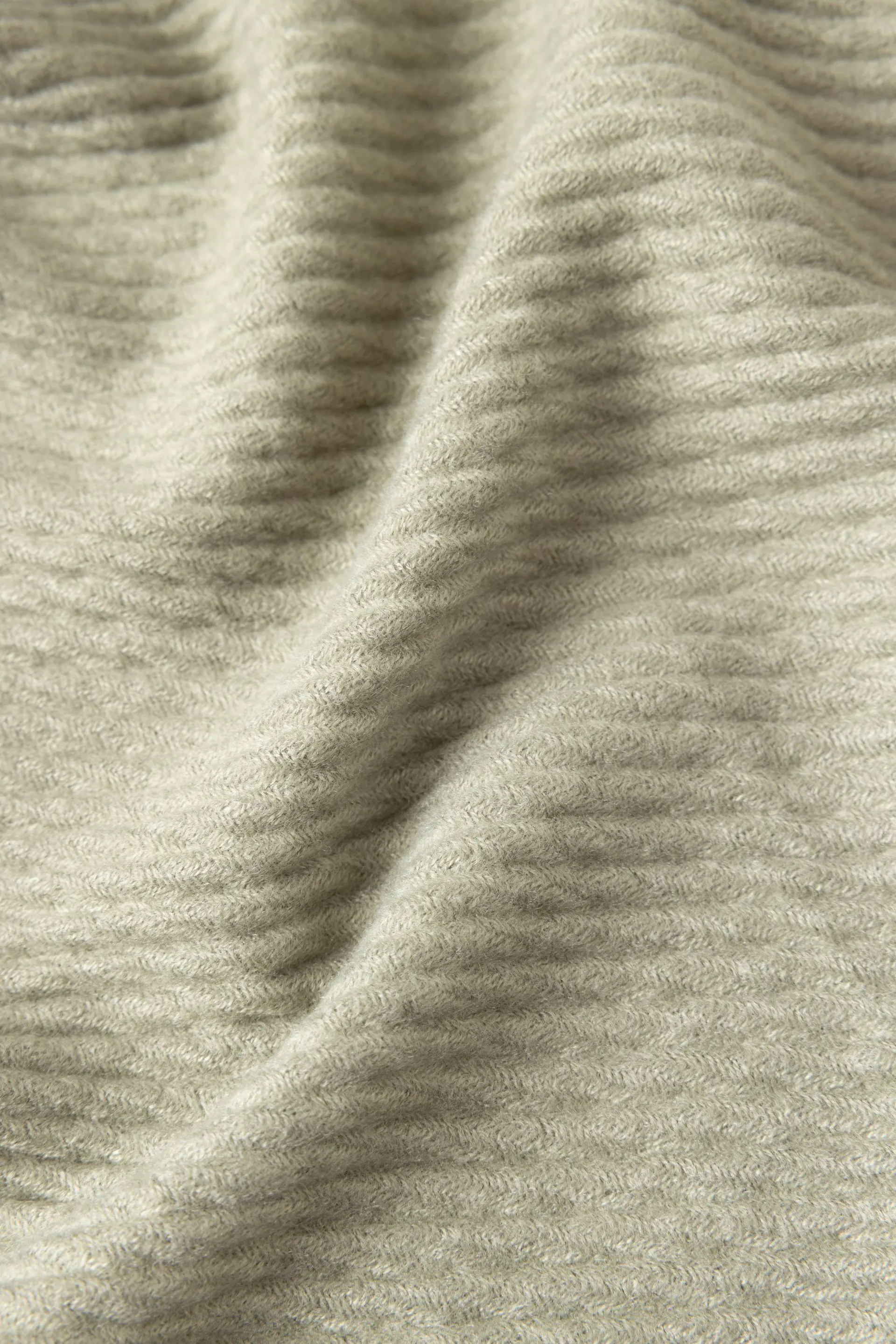 Grijs/groene gebreide sjaal met geribde structuur en franjes