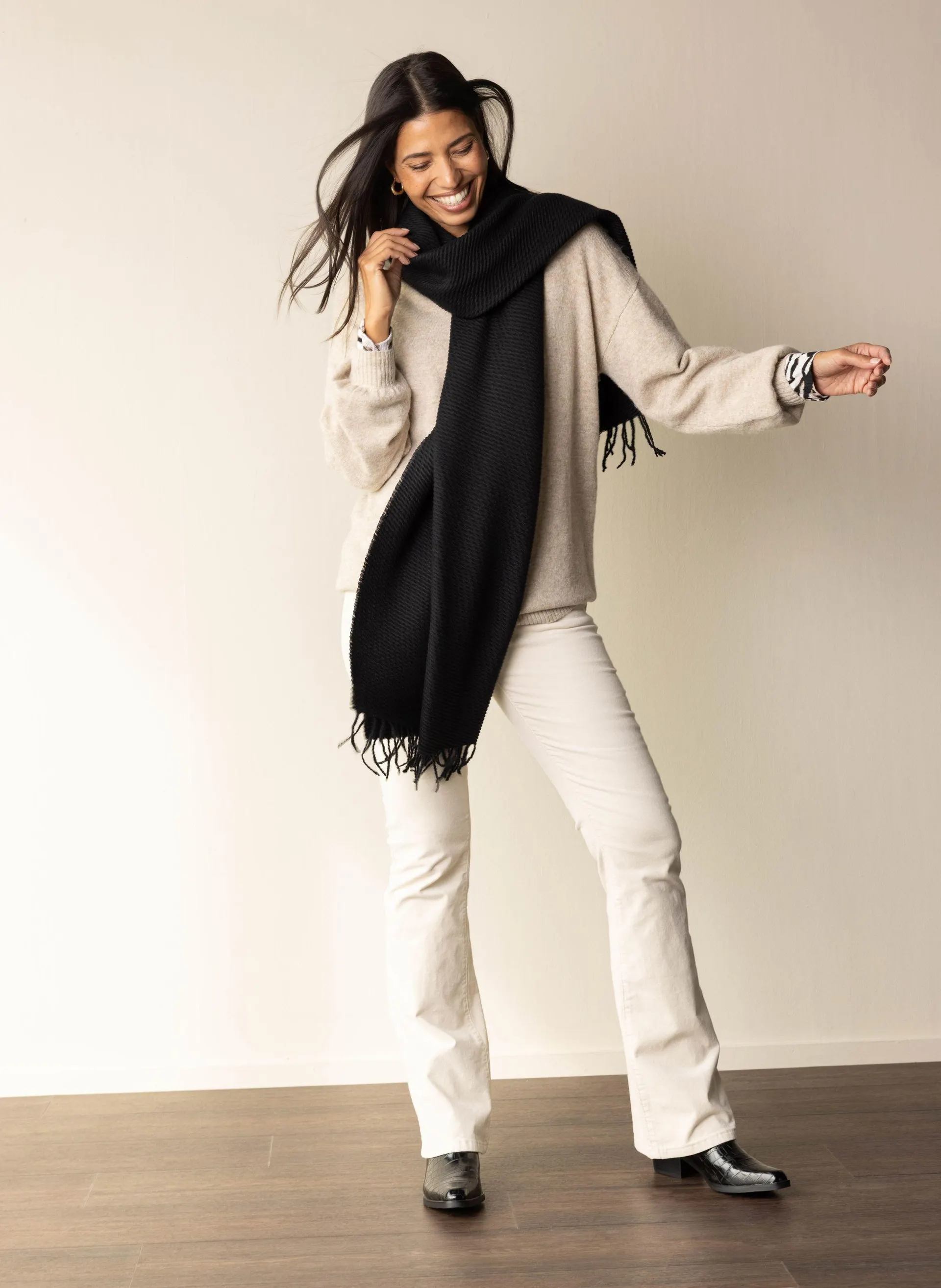 Zwarte gebreide sjaal met geribde structuur en franjes