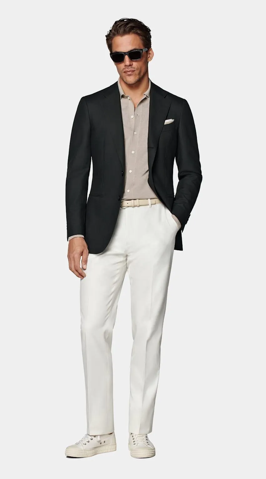 This dark green blazer features a fitted waist, unstructured shoulder, and a single-breasted front with a widened notch lapel.