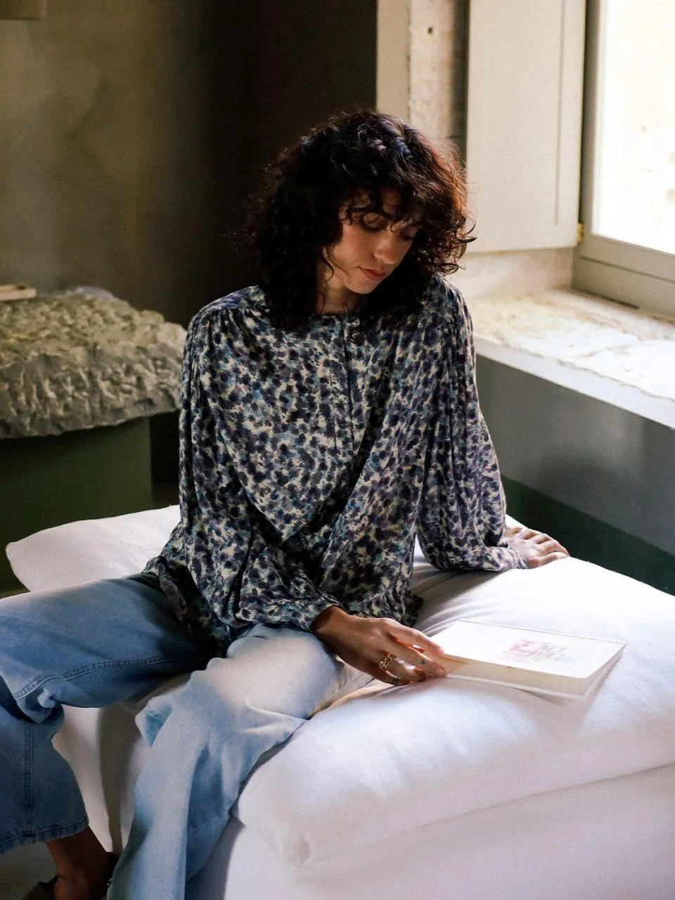 BALLOON-SLEEVE SHIRT