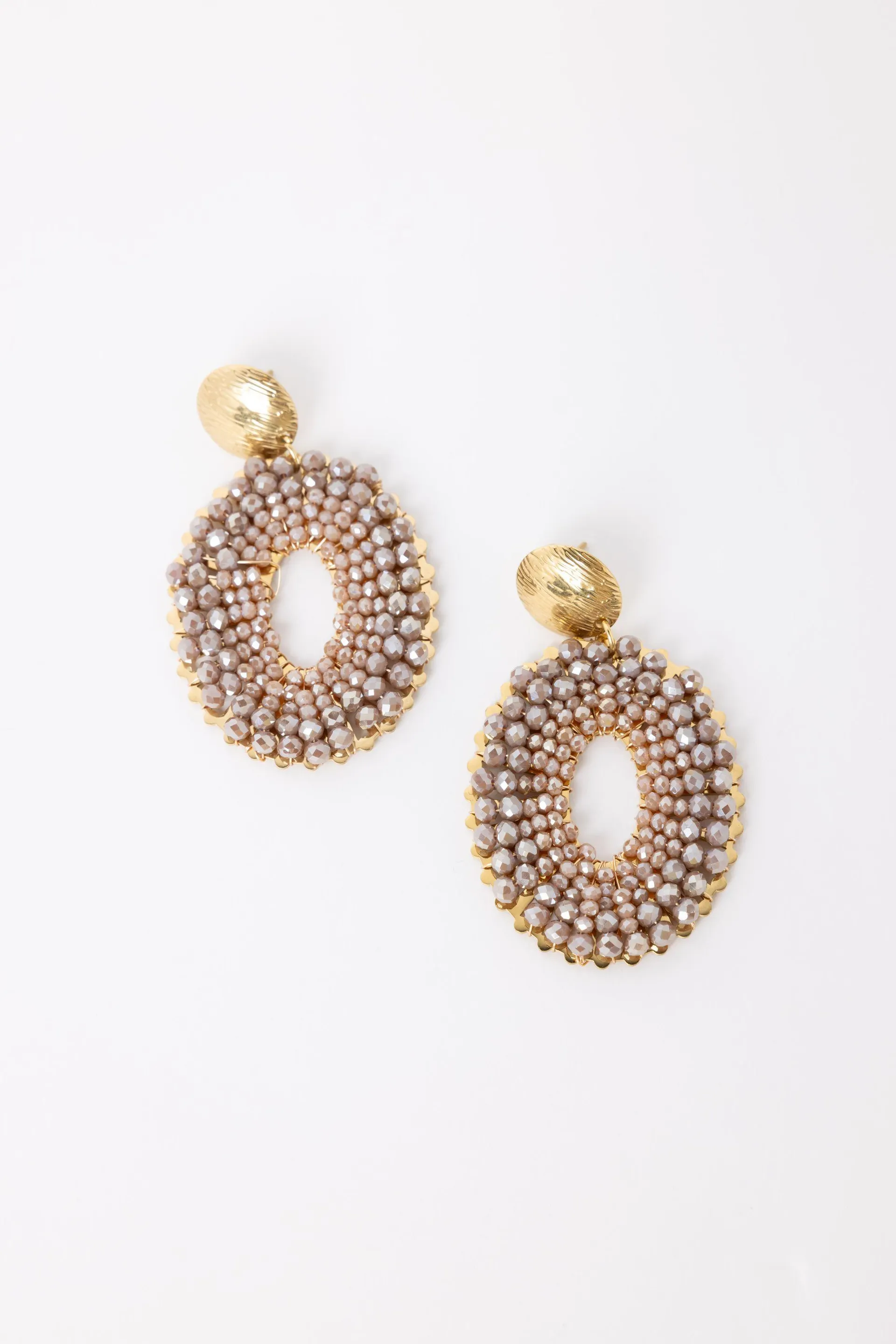 Goudkleurige oorbellen met taupe kralen