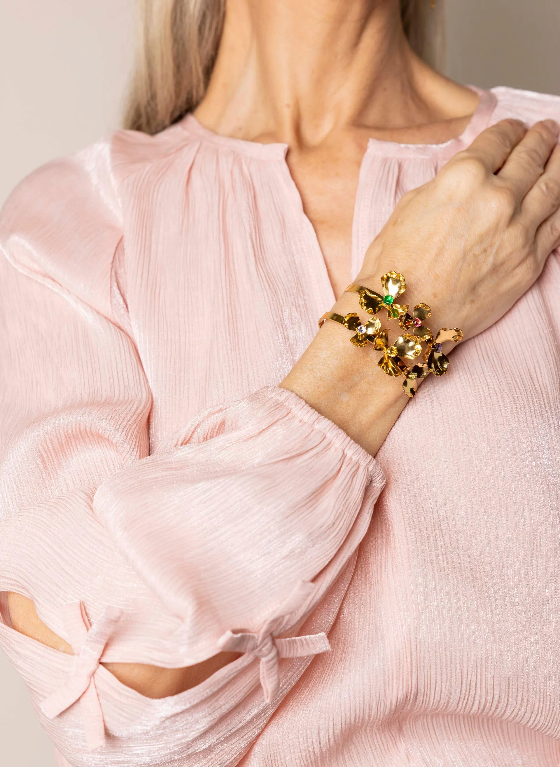 Goudkleurige armband met gekleurde bloemen