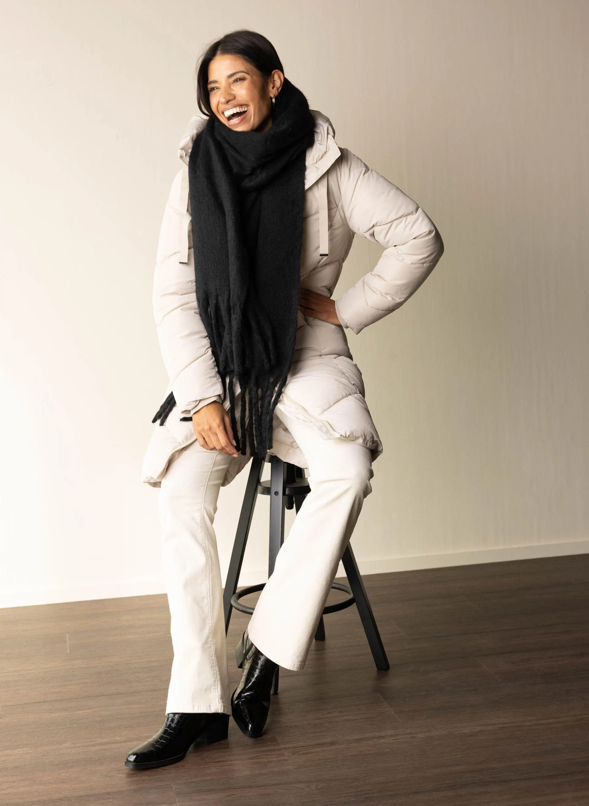 Zwarte gebreide sjaal met franjes