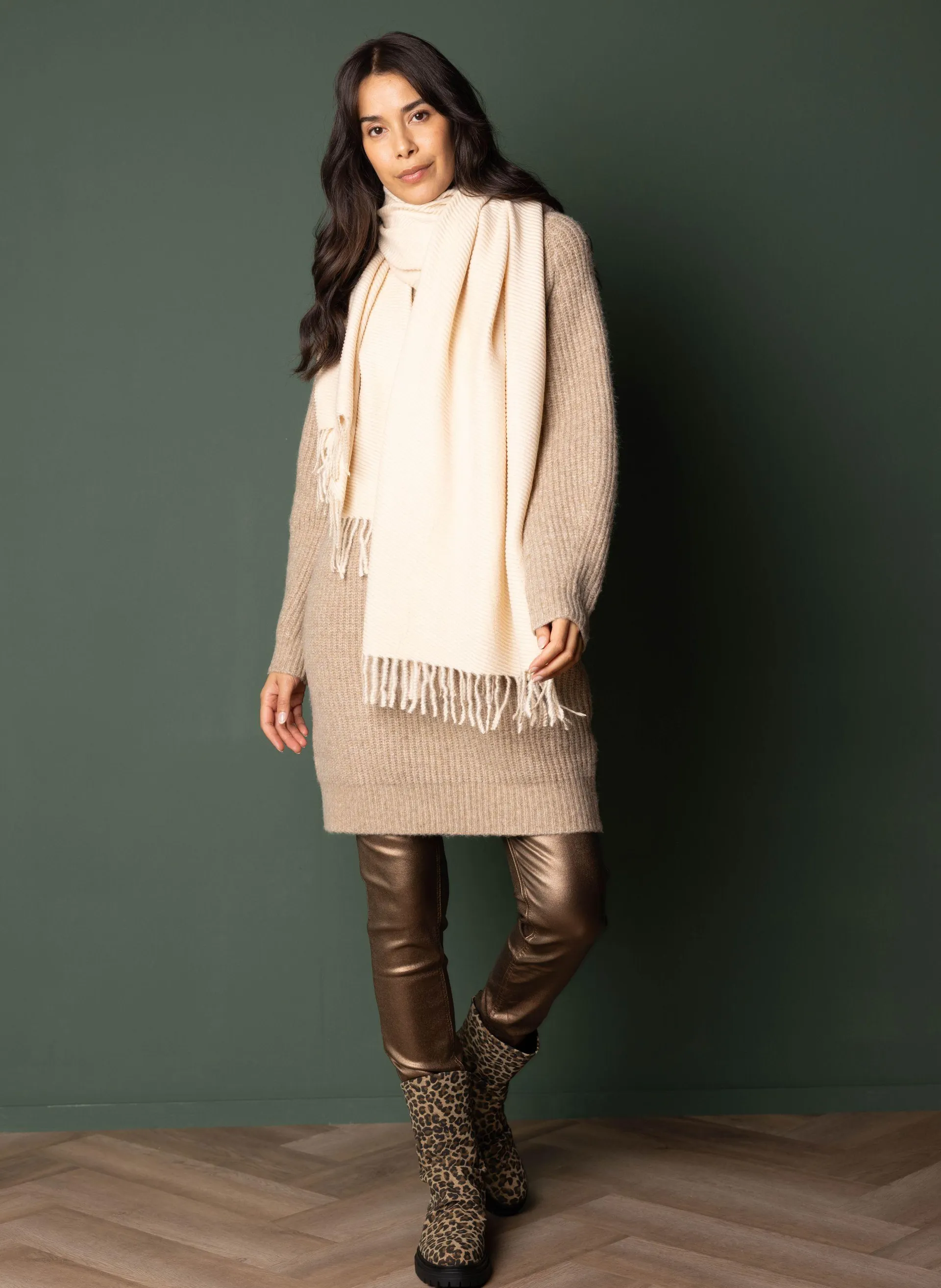 Ecru gebreide sjaal met geribde structuur en franjes