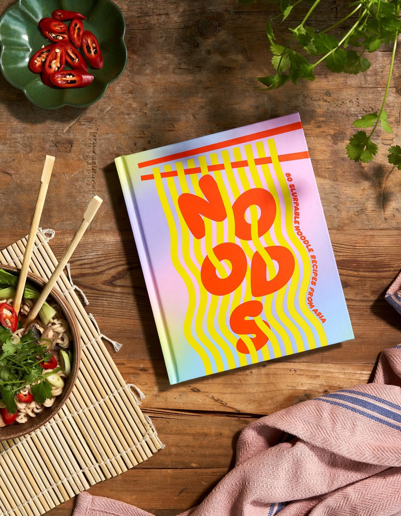 Noods Hardcover. Engelstalig. 17,5 x 1,8 x 21,5 cm. 128 pagina's.