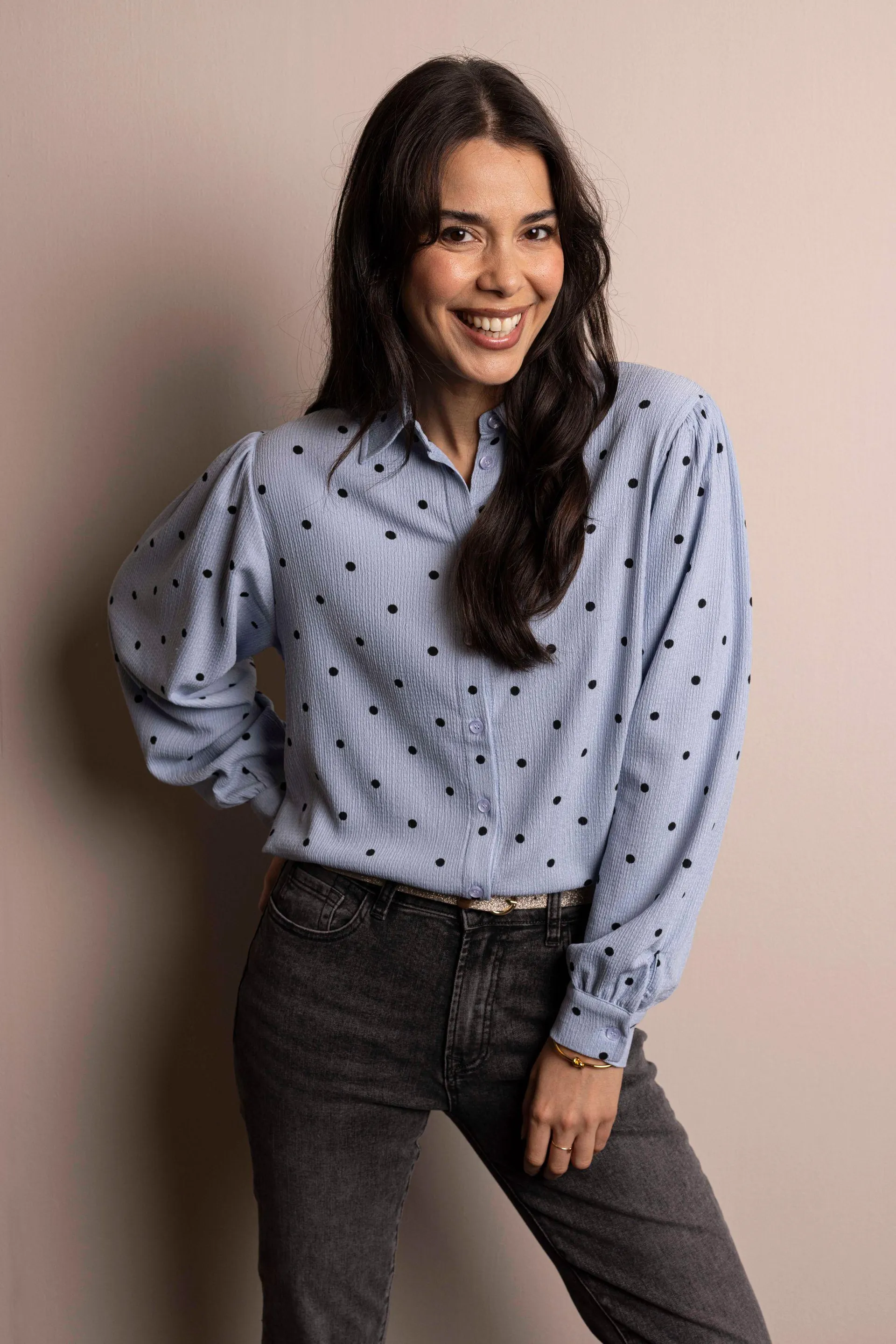 Lichtblauwe blouse met zwarte stippen