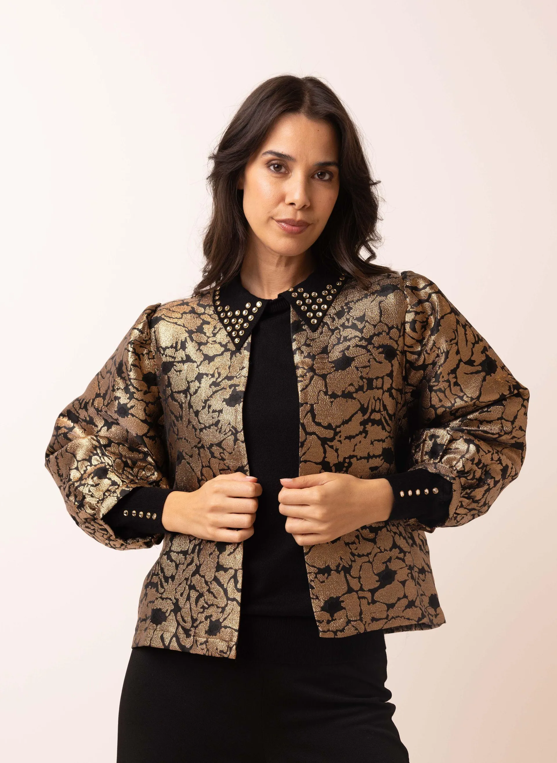 Goudkleurig jasje met bloemen