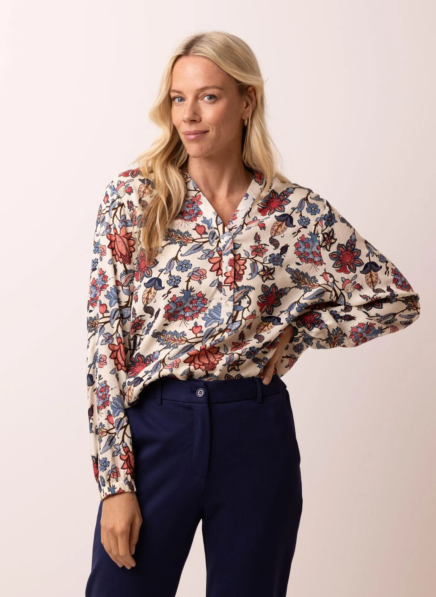 Meerkleurige blouse met botanisch dessin