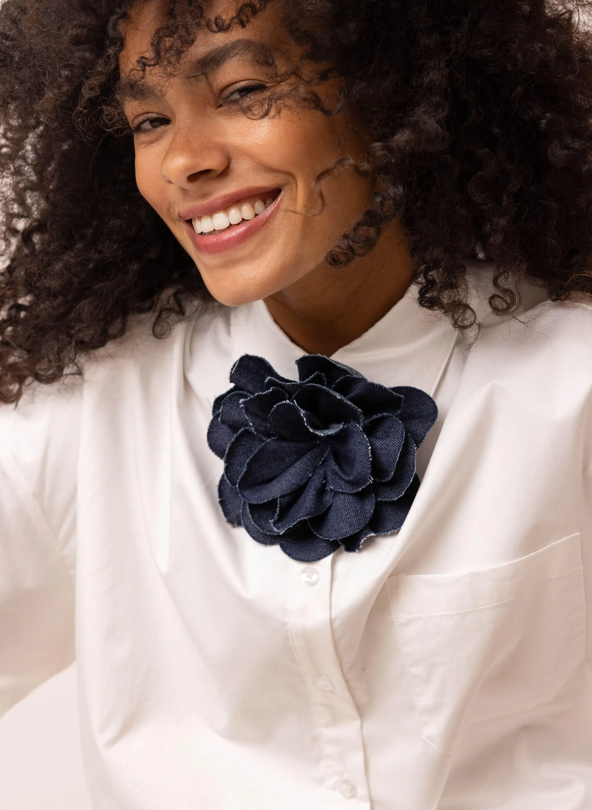 Denim broche bloem