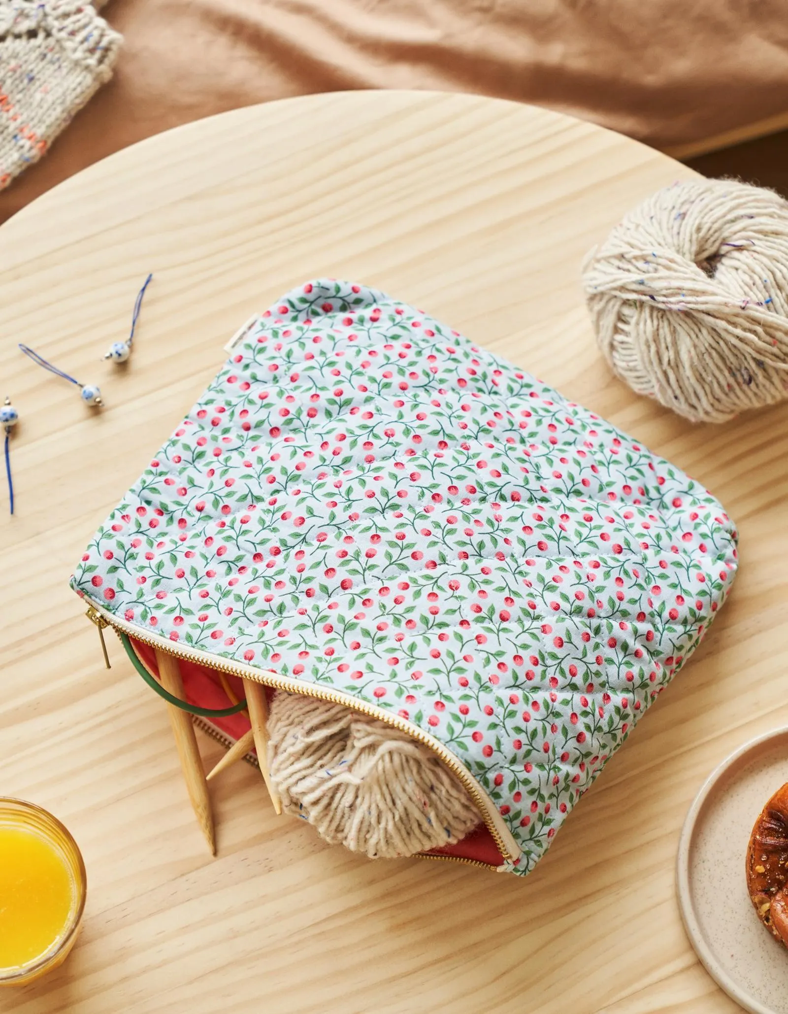 Biologisch katoen/polyester. 29 x 21 x 5 cm.