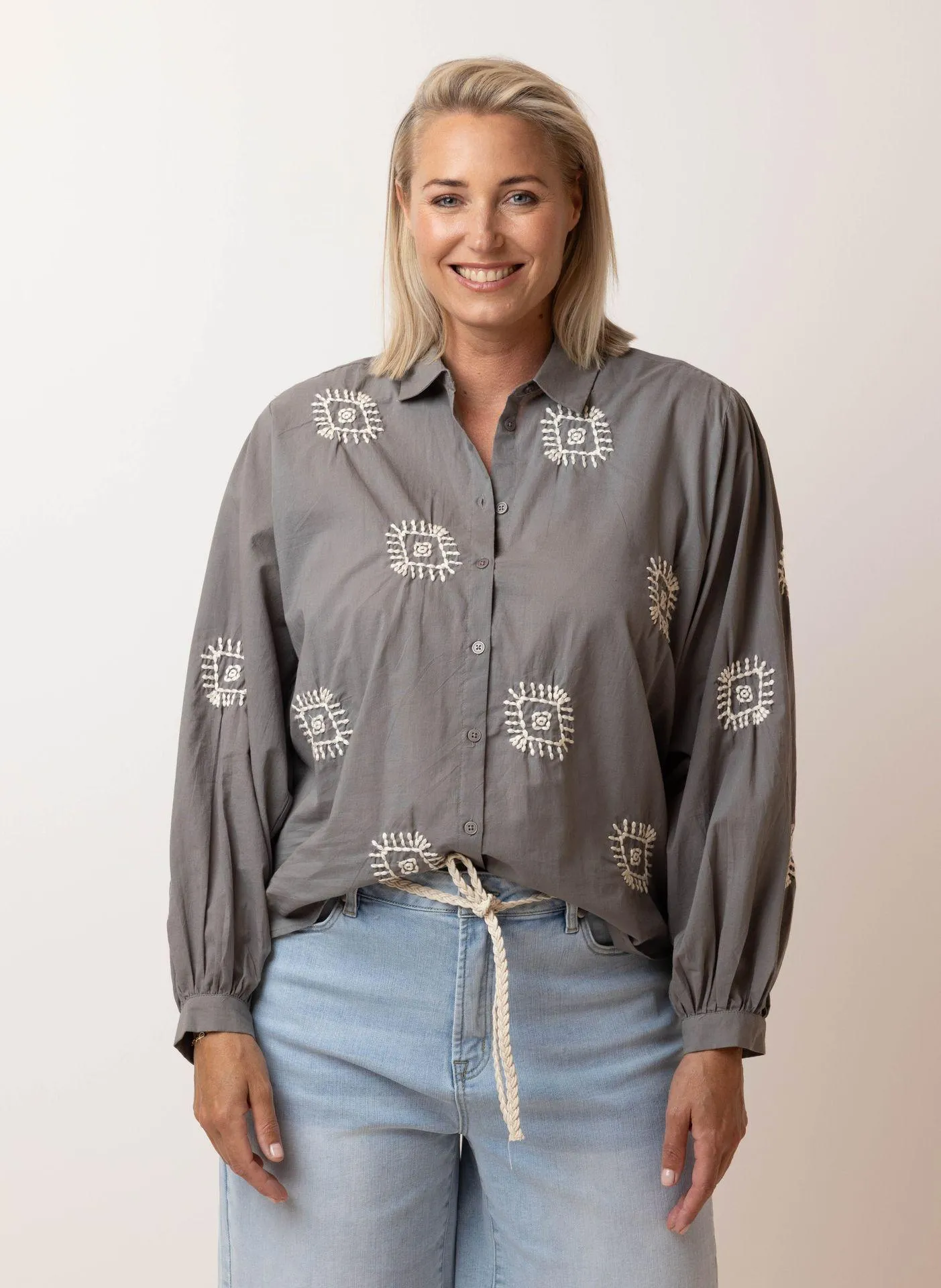 Grijze blouse met borduursels