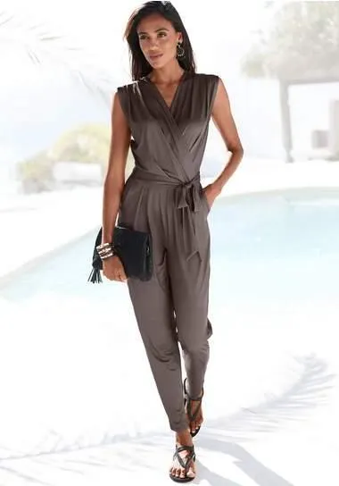 Lascana Jumpsuit van kreukvrije stof, elegante jumpsuit in wikkeloptiek, strijkvrij (Met een bindceintuur)