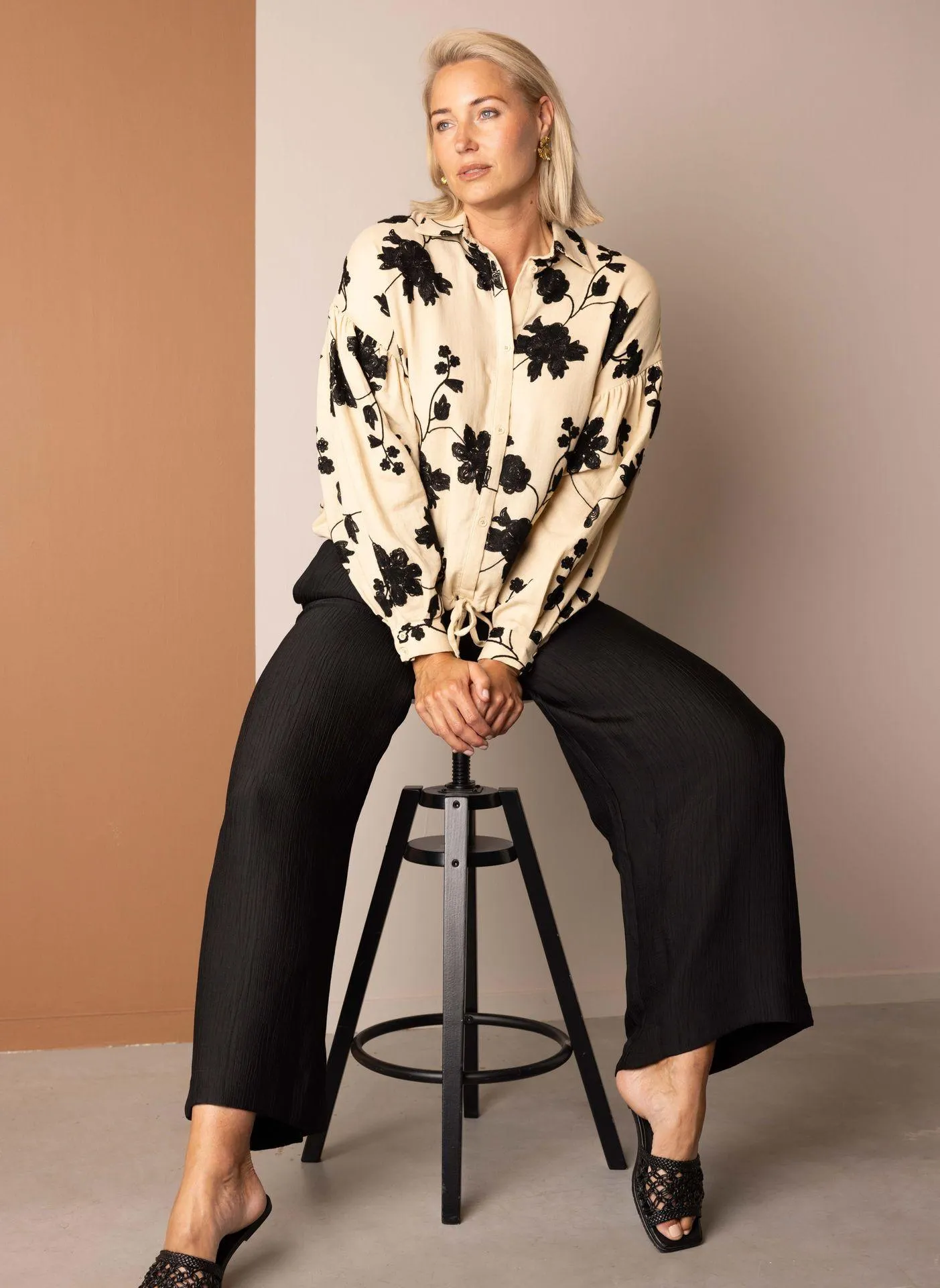 Zwarte wijde broek met structuur