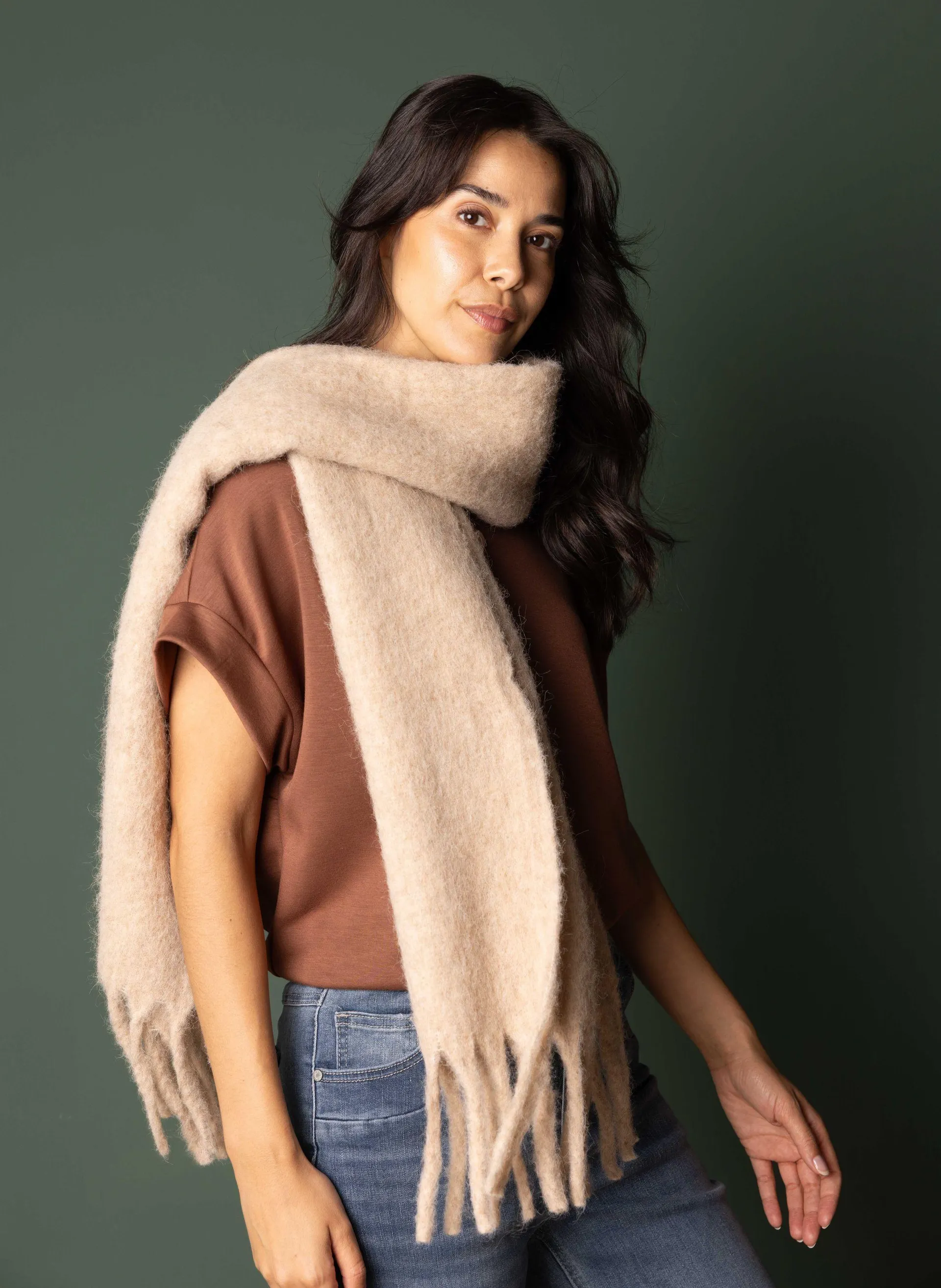 Zandkleurige zachte sjaal met franjes