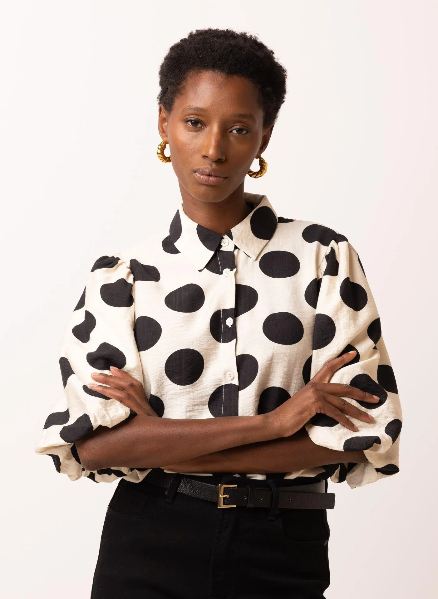 Ecru blouse met stippen