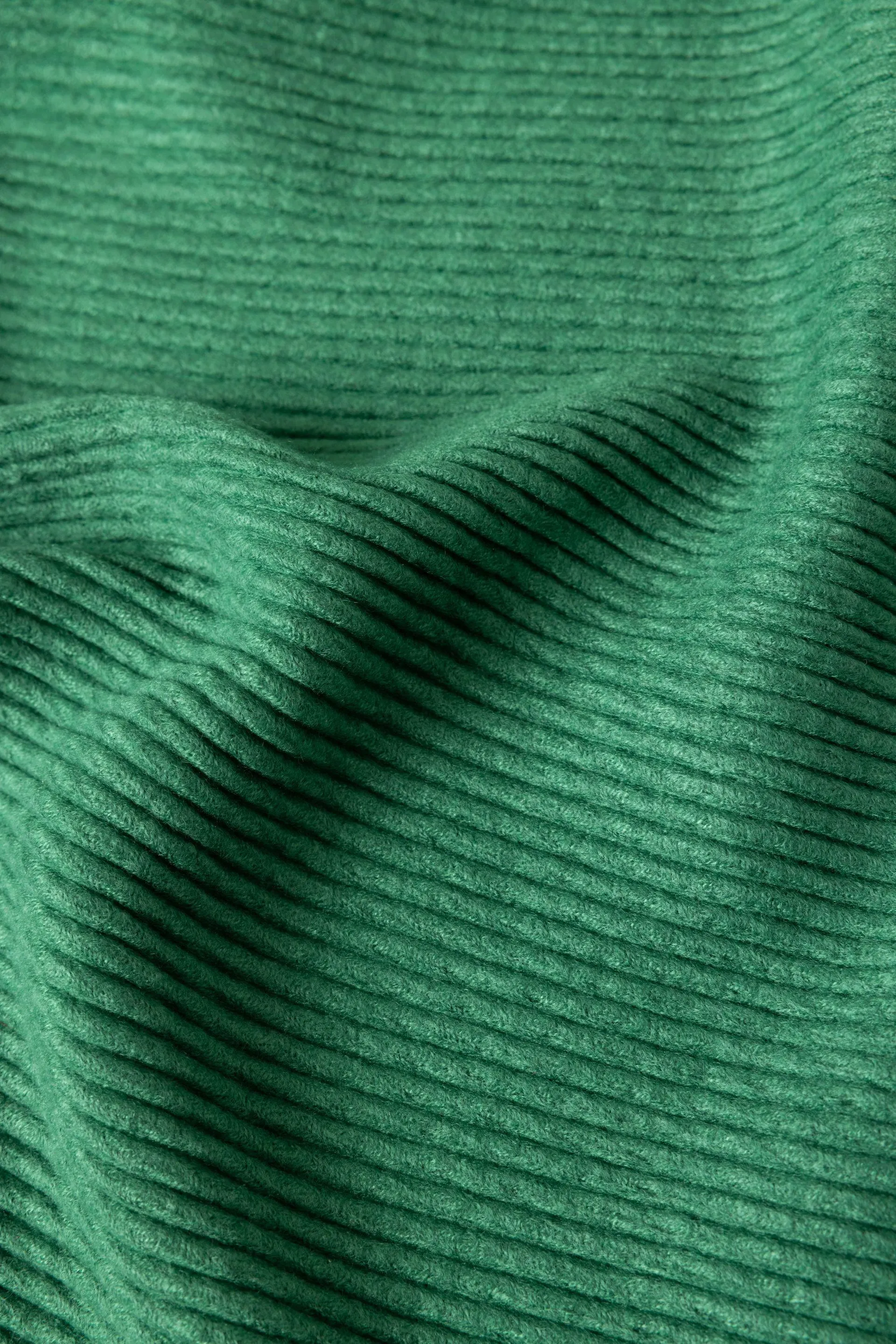 Groene gebreide sjaal met geribde structuur en franjes