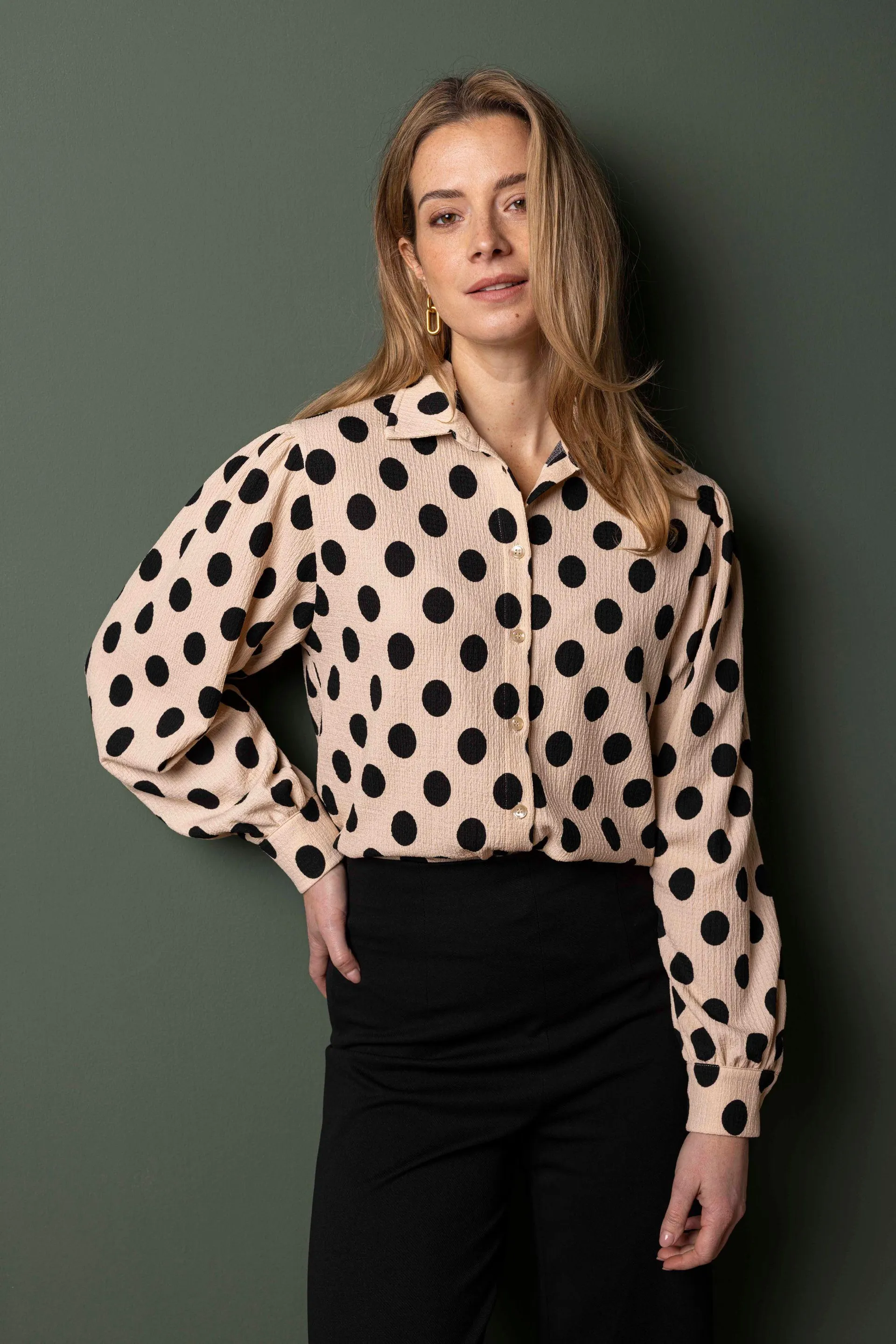 Ecru blouse met stippen