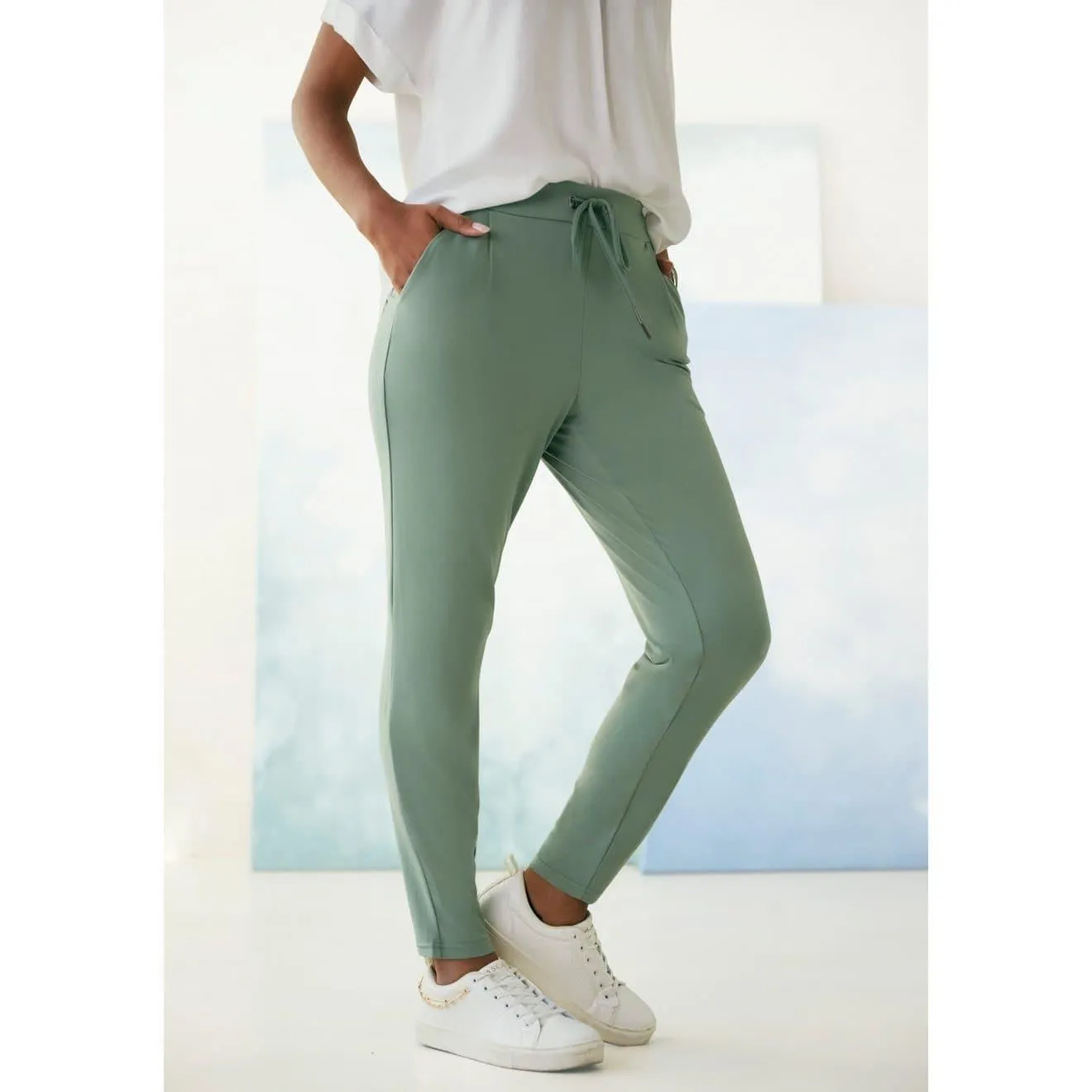 Lascana Comfortbroek van gladde jerseykwaliteit, lichte zomerbroek met zakken, kreukvrij