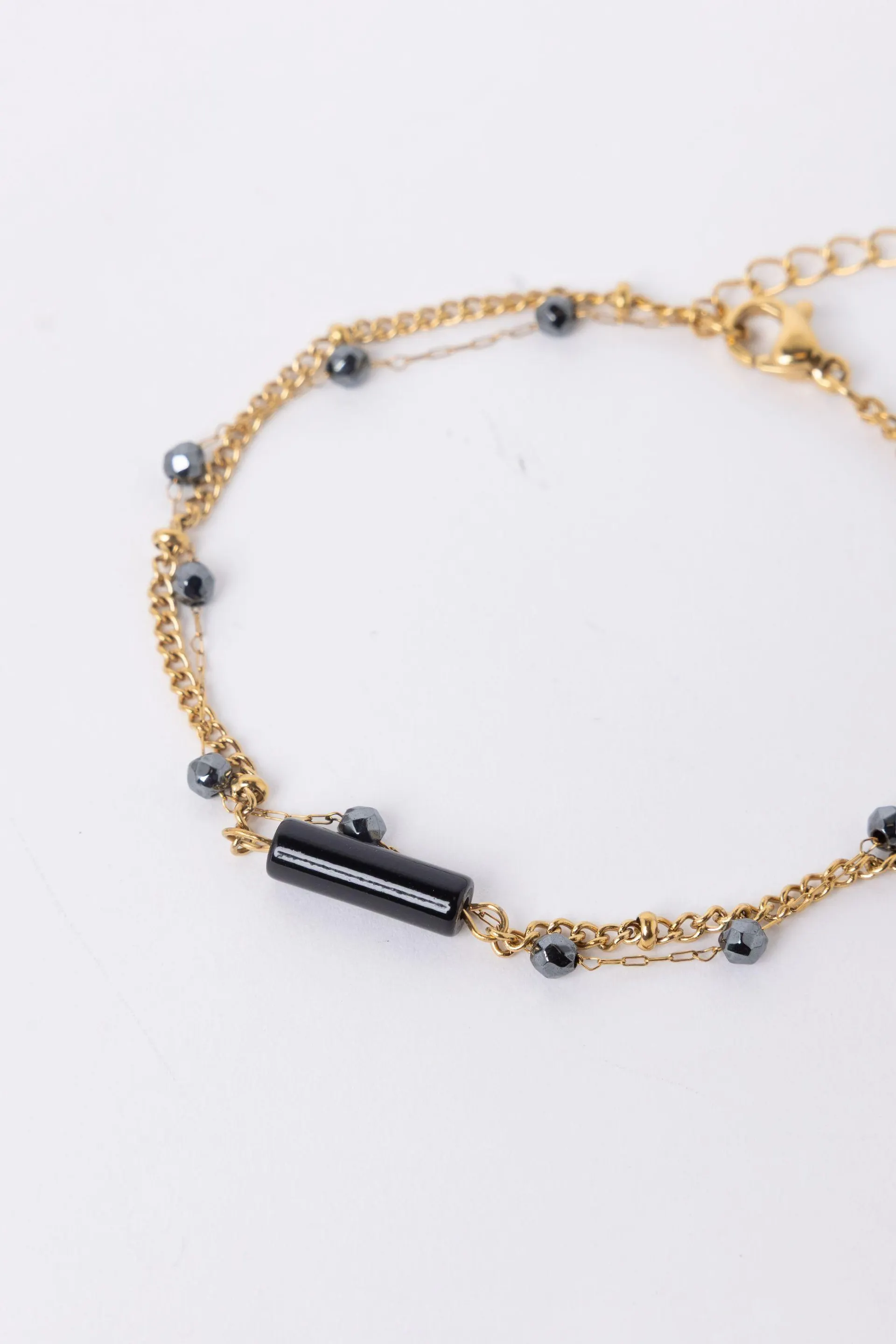 Goudkleurige dubbele armband met zwarte kralen