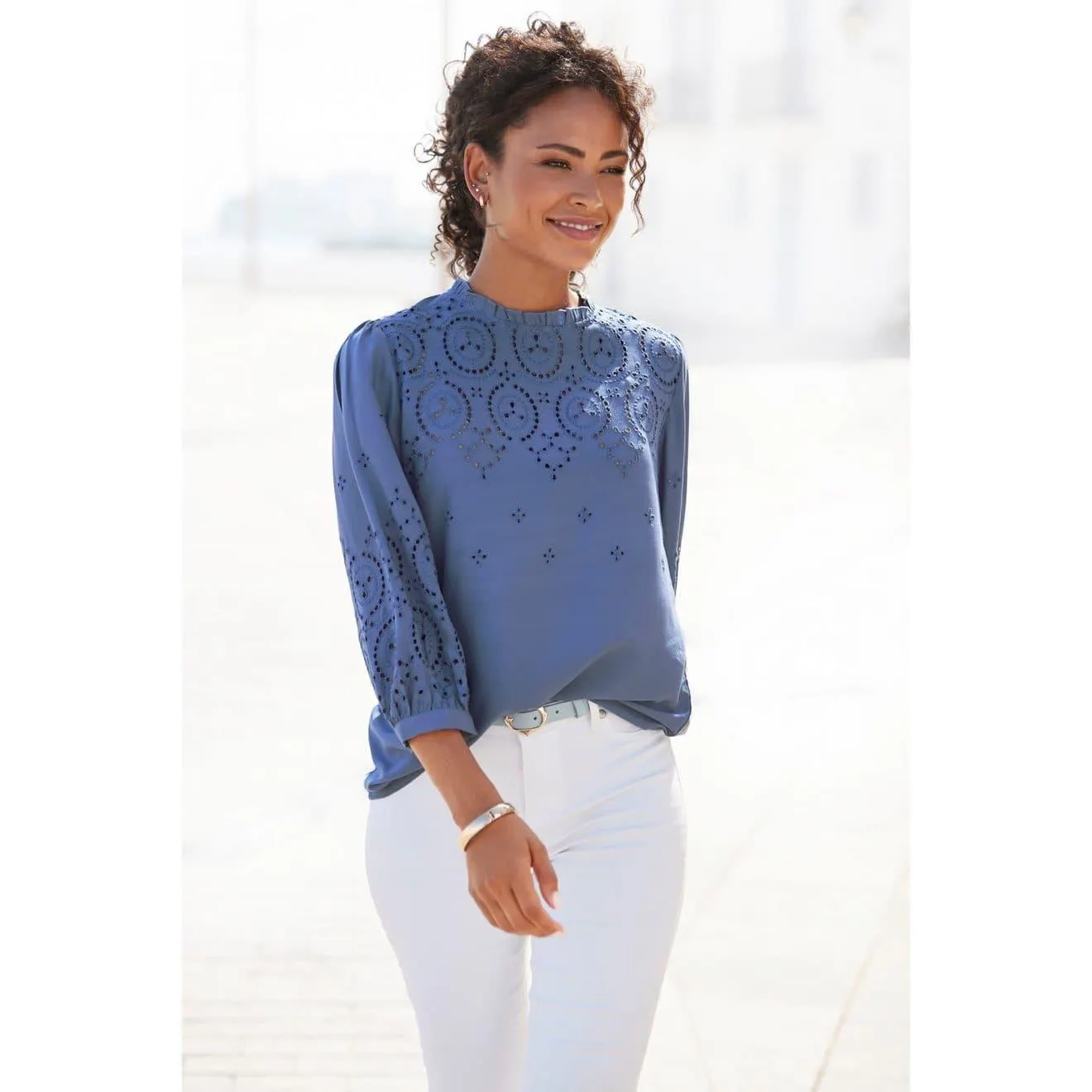 Lascana Blouse zonder sluiting met gaatjesborduurwerk en subtiele ruches, 3/4-mouwen damesblouse
