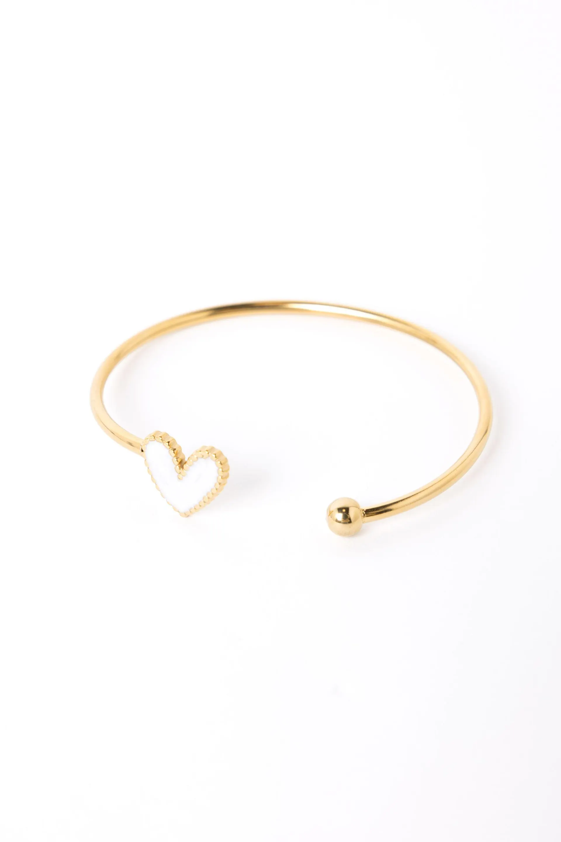 Goudkleurige armband met wit hartje