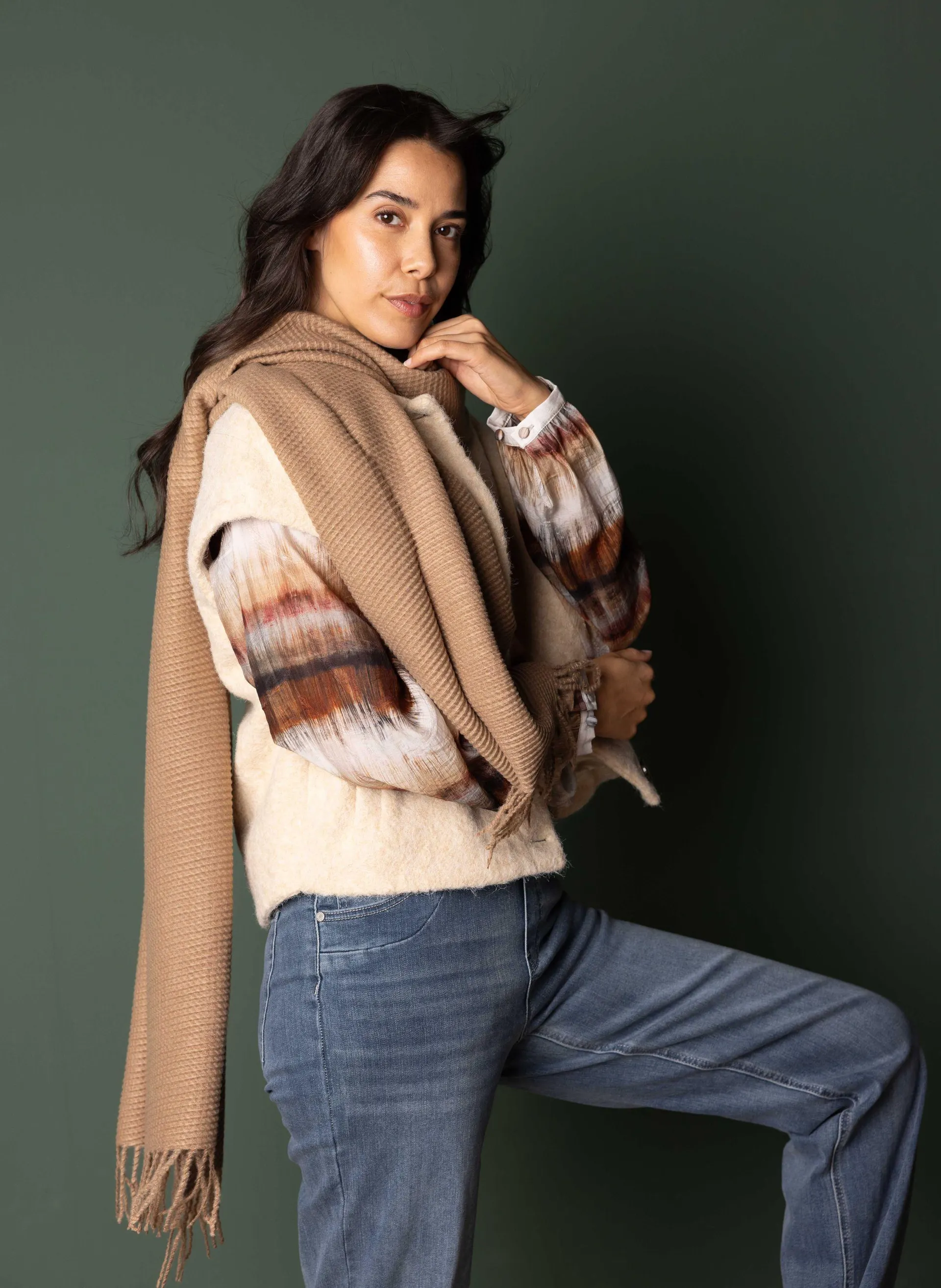 Zandkleurige gebreide sjaal met geribde structuur en franjes