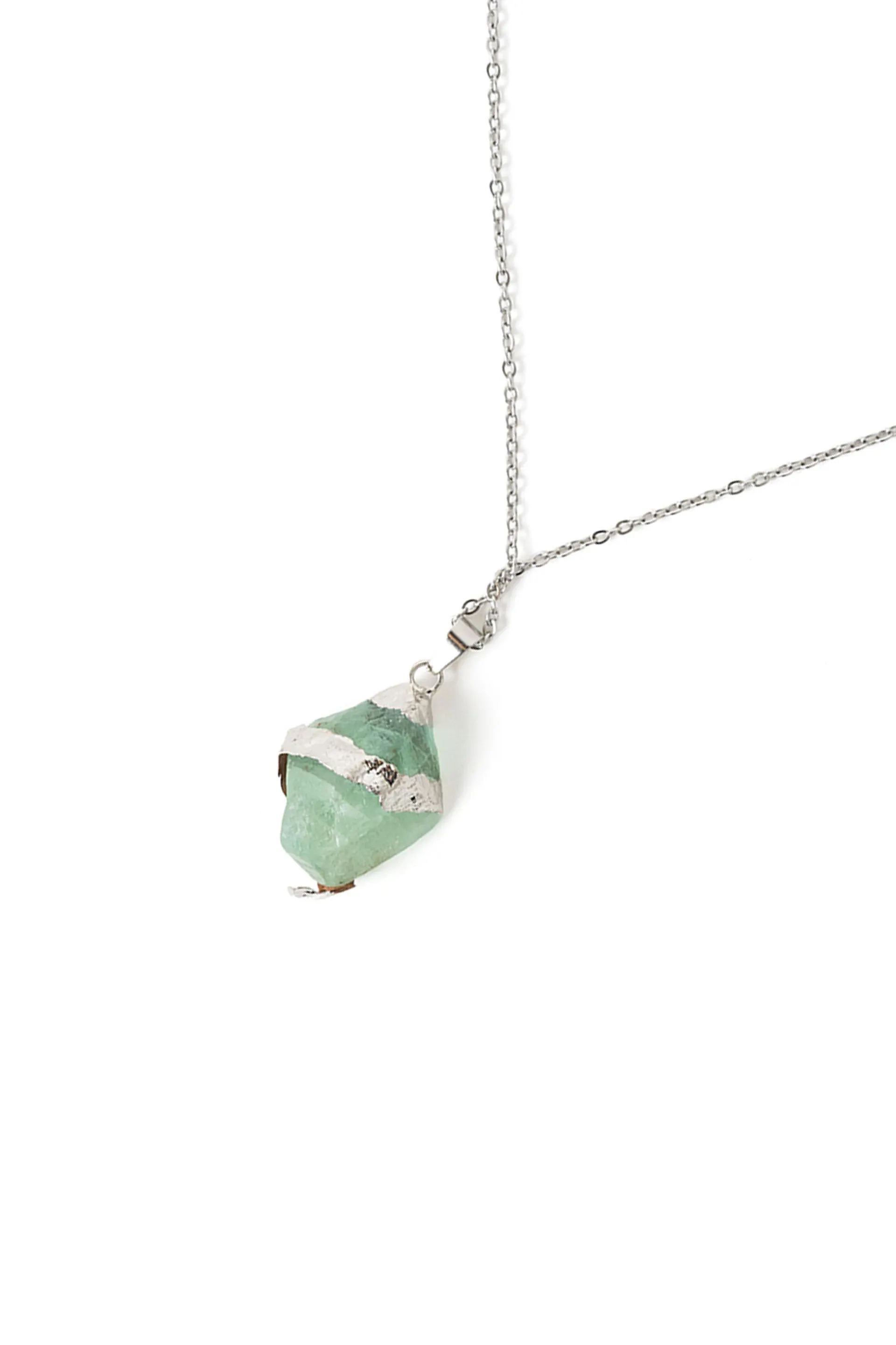 Goudkleurige ketting met groene steen