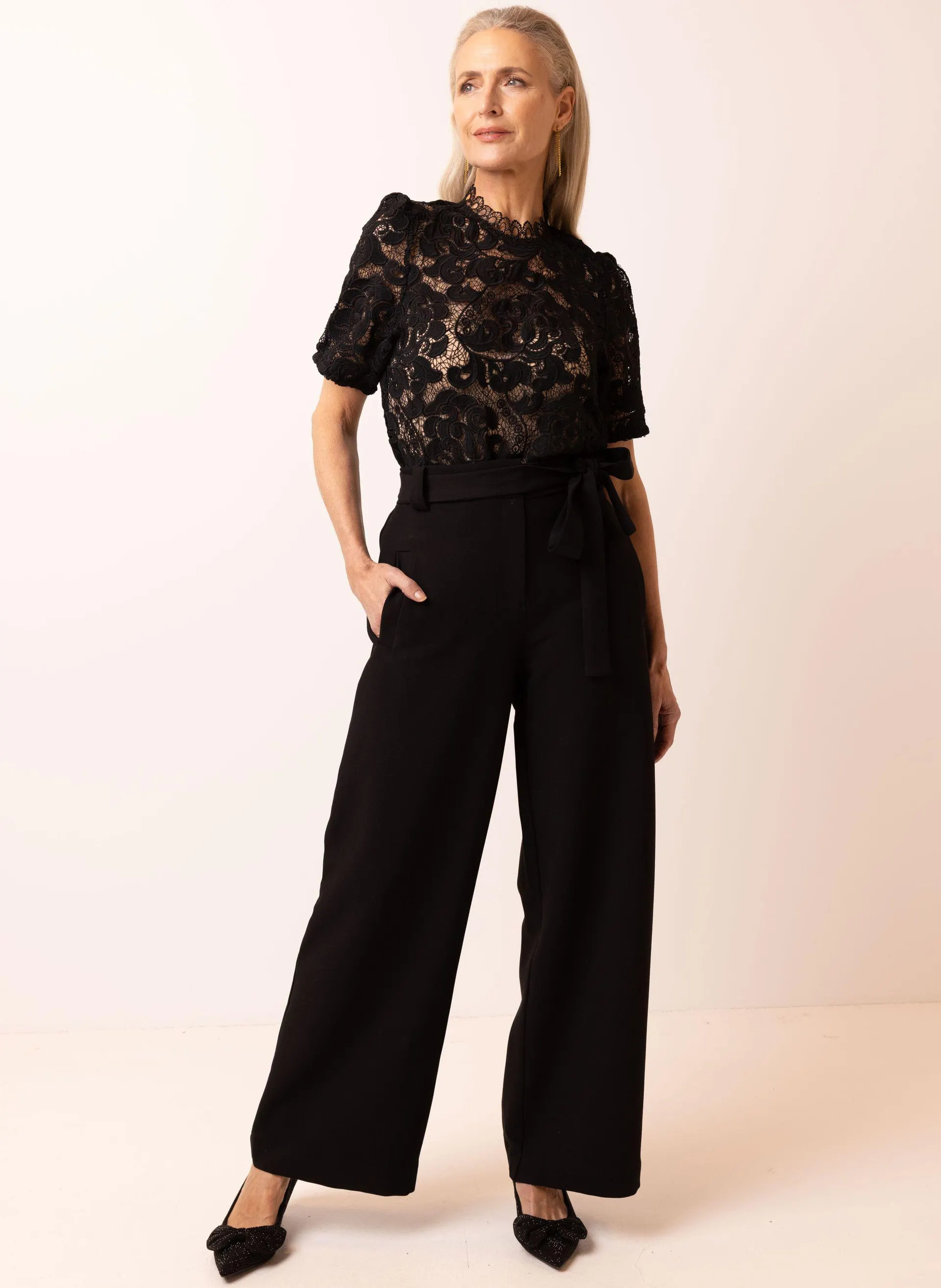 Zwarte wijde broek met ceintuur