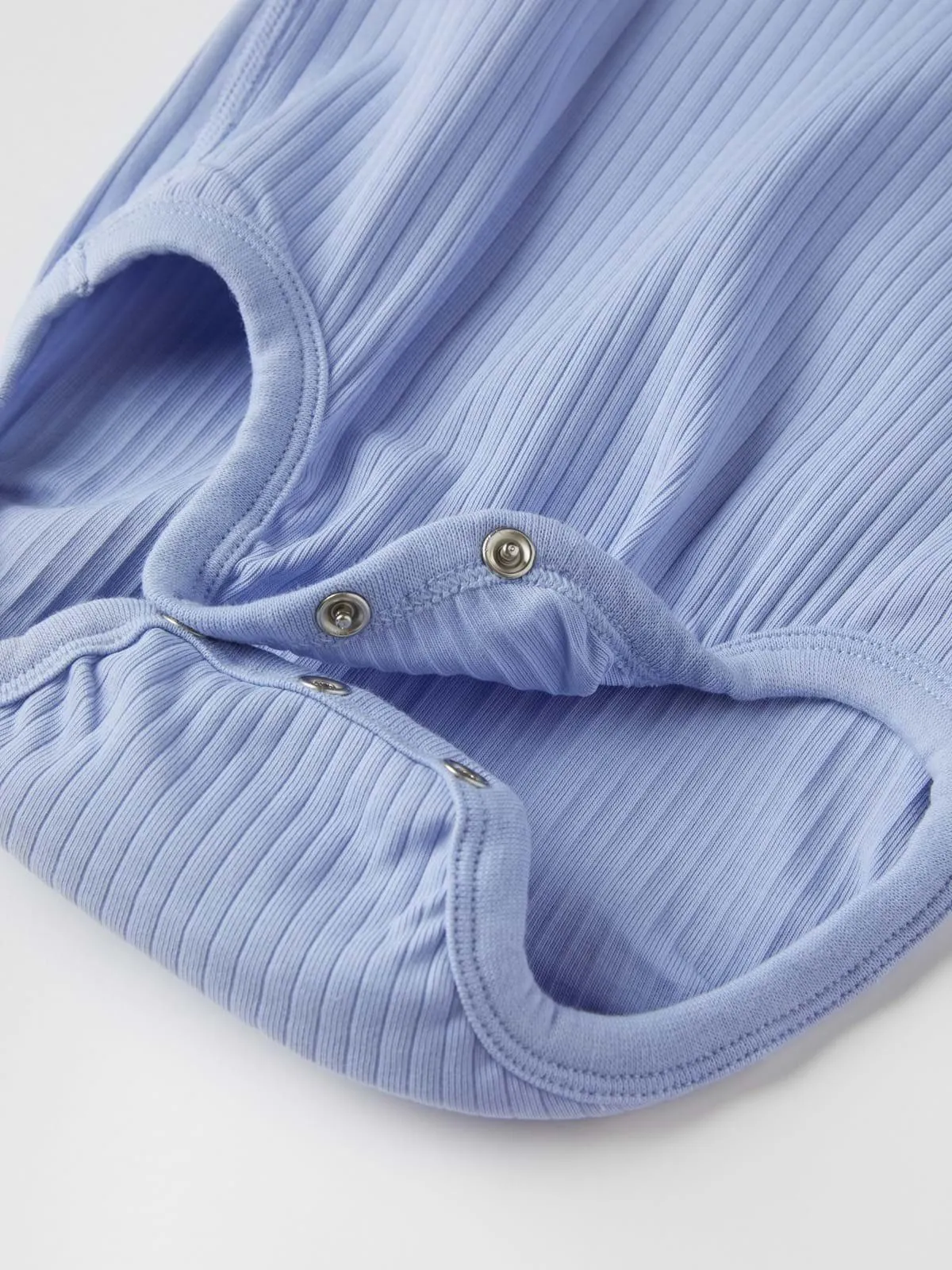 Kortermet body med applikasjon bie