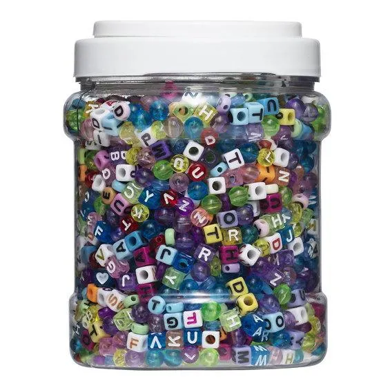 En boks med vilt mange perler og bokstavperler i ulike farger og former!